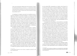 riores, que não possuem cabines nem carros de banho. O segun-
do setor da praia destina-se aos ricos(...). A primeira das zonas
reservadas às damas beneficia-se do mesmo tipo de equipamento,
do qual estão privadas as mulheres das classes inferiores, relega-
das ao último setor.278
A mudança da imagem associada ao terapêutico para o
universo hedonístico do homem moderno, ao longo do século
XIX e XX, só fez complexificar e ampliar essas distinções. Às
distinções por sexo ou classe, vieram se juntar muitas outras,
moradores e forasteiros, turistas de temporada ou de desloca-
mento diário, vindos de longe ou de perto, jovens ou idosos,
em famíl ia ou solteiros, em grupos grandes ou pequenos etc.
São todas essas distinções que irão regular a distribuição das
pessoas sobre esse espaço, criar proximidades e distâncias,
criar cont1itos e alianças, imagens e dinâmicas.
No Brasil, mais precisamente no Rio de Janeiro, o proces-
so de valorização das praias foi bastante semelhante ao descri-
to acima, ainda que com um certo atraso. Por volta do final do
século XIX, as temperaturas altas, a maresia e a proximidade
às praias ainda eram vistas, em geral, como características
negativas. Tudo isso nos enviava também a imagem de uma
paisagem tropical vista como distante dos modelos europeus
de civilização urbana e temperada. Por isso, muitas casas eram
construídas dando as costas ao mar, os bairros valorizados
ainda eram aqueles que se situavam em áreas mais altas, e, nos
meses do verão, aqueles que podiam abandonavam a cidade e
preferiam ir para a região serrana, sobretudo para Petrópolis.
A partir do começo do século XX, no entanto, essa ima-
gem começa no Brasil a ser transformada, sobretudo seguindo
o exemplo dos grandes balneários franceses, que, desde mea-
278 Corbin, Alain. Território do va;:io: A praia e o imaginário ocidental, Cia. das
Letras, São Paulo, 1989.
dos do século XIX, começaram a se impor como lugares de
encontro da aristocracia e da alta burguesia: a duquesa de
Oerry em Dieppe, o duque de Momy em Dauville, a imperatriz
Eugénie em Biarritz. Segundo consta, a atriz francesa Sarah
Bernhardt foi uma das primeiras pessoas a teimar banho de mar
em Copacabana, o que naquela épÓca, final do século XIX,
ainda chocou as elites brasileiras. A partir de então, a leitura do
banho de mar e da praia em geral começa a ser revista também
no Brasil. Recomendado pelos médicos, esse espaço também
passou a ser visto como uma área de lazer, de práticas esporti-
vas e saudáveis ou simplesmente como possibilidade de um
contato direto com a natureza.279
A ocupação da orla marítima, correspondente ao que hoje
denominamos praias da Zona Sul, começa nessa época. Desde
1892, um túnel dá acesso direto a Copacabana a partir de
Botafogo, e dois anos depois são implantadas as linhas de bon-
des ligando os dois extremos do bairro; em 1904, foi inaugura-
da a avenida Atlântica com quatro metros de largura, e dois
anos depois um novo túnel é aberto, incorporando definitiva-
mente essas áreas ao resto da cidade. Assim, já na primeira
década do século XX, diversas casas foram construídas em Co-
pacabana, e um grande loteamento foi organizado para as praias
de Ipanema e Leblon. Ainda que as densidades da ocupação
fossem muito baixas, o governo investia na infra-estrutura, cal-
çando ruas, saneando e iluminando. A maior parte das pessoas
que aí residiam eram segmentos de uma nova classe média alta
e personagens da elite carioca. Isso ajudou na divulgação da
imagem desses logradouros como bairros de luxo.
Ao mesmo tempo se configurava uma distinção funda-
mental no tecido da cidade que crescia também na direção do
que hoje é a área denominada como os subúrbios da Central.
219 O relativo "atraso" brasileiro em relação ao uso dos banhos de mar como terapia
lalvez possa ser explicado pelo fato de que só os banhos em águas frias eram recomen·
tlados no século XIX.
... 219
 