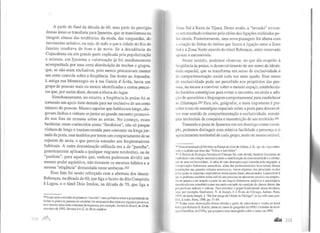 A partir do final da década de 60, uma parte do prestígio
dessas áreas se transferiu para Ipanema, que se transformou na
imagem síntese das tendências, da moda, das vanguardas, do
movimento artístico, ou seja, de tudo o que a cidade do Rio de
Janeiro irradiava de bom e de novo. Se a decadência de
Copacabana era em grande parte explicada pela popularização
e mistura, em Ipanema a valorização já foi imediatamente
acompanhada por uma certa distribuição de trechos e grupos,
que, se não eram exclusivos, pelo menos procuravam manter
um certo controle sobre a freqüência. Em frente ao Arpoador,
à antiga rua Montenegro ou à rua Garcia d'Ávila, havia um
grupo de pessoas mais ou menos identificadas a certos precei-
tos que, por assim dizer, davam a tônica do lugar.
Simultaneamente, no entanto, a freqüência às praias foi se
tomando um apelo forte demais para ser exclusivo de um certo
número de pessoas. Mesmo aquelas que habitavam longe, alu-
gavam ônibus e vinham se juntar ao grande encontro promovi-
do nos fins de semana sobre as areias. No começo, esses
banhistas eram conhecidos como "farofeiros", não só porque
vinham de longe e traziam comida para consumir na longa jor-
nada da praia, mas também por terem um comportamento de se
sujarem de areia, o que parecia estranho aos freqüentadores
habituais. A outra denominação utilizada era a de "paraíba",
genericamente aplicada a qualquer migrante nordestino, ou de
"paulista", para aqueles que, embora pudessem dividir um
mesmo poder aquisitivo, não tivessem os mesmos hábitos e a
mesma "elegância" demandada nesse ambiente.282
Esse fato foi sendo reforçado com a abertura dos túneis:
Rebouças, na década de 60, que liga o bairro do Rio Comprido
à Lagoa, e o túnel Dois Irmãos, na década de 70, que liga a
2
8
2
Logo após a eclosão do primeiro "arrastão", uma polêmica sobre a possibilidade de
fechar as praias às pessoas do subúrbio foi seriamente discutida por algumas pessoas e
teve mesmo uma certa cobertura da imprensa, por exemplo, Jornal do Brasil, de 29 de
setembro de 1992, Revista Isto É, de 28 de outubro.
/.ona Sul à Barra da Tijuca. Desse modo, a "invasão" tornou-
~~· um resultado rotineiro pelo efeito das ligações realizadas pe-
lo~ túneis. Posteriormente, uma nova passagem foi aberta com
.1 ~.:riação de linhas de ônibus que fazem a ligação entre a Zona
Sul e a Zona Norte através do túnel Rebouças, antes reservado
upcnas a automóveis.
Nesse sentido, podemos observar, no que diz respeito à
lrcqüência às praias, o desenvolvimento de um senso de identi-
(lade espacial, que se transforma em senso de exclusividade e
(lc compartimentação social cada vez mais agudo. Esse senso
de exclusividade pode ser percebido nos propósitos das pes-
soas, na recusa a conviver sobre o mesmo espaço, estabelecen-
do horários estratégicos para evitar o encontro, ou ainda a ado-
ção de acessórios e linguagem comportamental para estabelecer
ns diferenças.283 Para nós, geógrafos, o mais importante é per-
rcber o uso de estratégias espaciais sobre a praia paradesenvol-
ver esse sentido de compartimentação e exclusividade, estraté-
gias territoriais de conquista e manutenção de um territórío.284
Tomando a praia de Ipanema em um domingo como exem-
plo, podemos distinguir com relativa facilidade a presença e o
ngcnciamento territorial de cada grupo, mais ou menos estável,
lXI Essa constataçãojá foi feita na França no livro de Urbain,J. D.. op. ri/.; veja sobre-
Imio o capítulo que trata das "Tribos e territórios".
IH~ A Escola de Ecologia Humana de Chicago foi, sem dúvida, bastante inovadora ao
l''labclecer uma relação necessária entre a manifestação de uma identidade e a afirma-
·'n de uma territorialidade. A idéia de uma desorganização causada pela migração, a
lutcrpretação fortemente naturalista, além das particularidades locacionais dessas
populações nas grandes cidades americanas, foram algumas das principais razões
p"las quais os esquemas explicativos dessa escola foram abandonados. Lamentável é
•111c o problema também tenha sofrido um processo de abandono paralelo ou simples-
ntcnle passou a ser tratado a partir de um ângulo fortemente subjetivo e psicológico,
•1nando não era concebido como um mero exemplo da oposição de classes dentro das
pt·r~pectivas radicais e críticas. Para reavaliar o papel fundamental dessa temática,
wja, por exemplo, Grafmeyer, Y. & Joseph, I. L'tcole de Chicago, Aubier, Paris,
11!79, ou ainda Joseph, I. "Ou bon usage de I'école de Chicago", in La vil/e sans qua-
11111.v, L'aube, Paris, 1998, pp. 71-89.
m Todas essas observações foram obtidas a partir de entrevistas e visitas ao local
kitas por Roberta G. Kurrik, aluna do curso de geografia da UFRJ e bolsista de inici-
11":lo Científica, do CNPq, que preparou uma monografia sobre o tema em 1999.
.&LLt 223
 