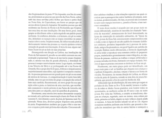 dos freqüentadores da praia.zss No Arpoador, nos fins de sema-
na, predominam as pessoas que provêm da Zona Norte, sobre-
tudo das áreas servidas pelos ônibus que fazem o ponto final
no Posto Seis, de Copacabana, em frente ao parque que dá
acesso direto à praia do Arpoador. Há também pessoas que são
residentes nas favelas do Pavão e do Pavãozinho que freqüen-
tam essa área ou suas imediações. De uma forma geral, esses
grupos se distribuem sobre a areia seguindo um padrão pouco
uniforme. As mulheres, deitadas, e os homens, em pé ou senta-
dos, delimitam os espaços com as roupas estendidas ou amon-
toadas sobre a areia; freqüentemente, há rádios tocandofunk, o
deslocamento intenso das pessoas e o vozerio ajudam a criar a
sensação de grande movimentação. À beira do mar, alguns sur-
fistas ficam em pé ao lado de suas pranchas.
Prosseguindo em direção ao Leblon, nas imediações do
Posto de Salvamento 8, percebe-se um nitido contraste na con-
centração populacional. Trata-se de um trecho pouco freqüen-
tado, e, mesmo nos dias de grande afluência, a densidade de
pessoas é sempre sensivelmente menor. Logo depois, em frente
à rua Teixeira de Melo e se prolongando até a rua Farme de
Amoedo, fica o grupo dos GLS (gays, lésbicas e simpatizantes),
majoritariamente masculino, cujo aspecto é compacto e nuclea-
do. As pessoas permanecem em grandeparte em pé ou em torno
de núcleos de barracas. A compartimentação é muito bem deli-
mitada, uma vez que em tomo do grupo a ocupação das areias é
bem mais rarefeita. Recentemente, um novo grupo fez sua apa-
rição sobre a praia, os lutadores de artes marciais, que escolhe-
ram exatamente o trecho próximo à rua Farme de Amoedo, em
uma área junto ao calçadão, onde há aparelhos de ginástica.
Novamente, uma estreita área menos densamente ocupada
se estende até a próxima concentração diante do Posto de Sal-
vamento 9, visivelmente a parte da praia de lpanema mais fre-
qüentada. Nessa área, diversos grupos disputam uma parcela
da praia. Freqüentadores assíduos que jogam vôlei e suas tur-
mas ocupam a parte mais próxima das calçadas. Costumam ali-
/ ) / 1 Innr,,L
nllar cadeiras e toalhas, e criar situações espaciais nas quais os
roteiros para a passagem dos outros banhistas já estejam, mais
ou menos, predeternúnados. De fato, as pessoas não costumam
invadir esses espaços interiores e, quando o fazem, criam mal-
L~slar e estranheza.
O resto desse trecho é ocupado por um grupo mais ou
menos diferenciado, usuários de maconha (no chamado "terri-
tório da maconha", remanescente do local denominado, na
~poca da construção do emissário submarino, de "dunas da
Gal"), jovens da Zona Sul, extremamente comprometidos com
a moda e com os signos de um alto padrão de consumo (telefo-
ucs celulares, produtos importados etc.), pessoas de meia-
idade, antigos freqüentadores, em geral ligados aos partidos de
oposição. Embora muito diferenciada, a forma de organização
na areia tende a reproduzir uma estrutura celular de pequenos
grupos, estabelecidos grosseiramente como triângulos, ou seja,
fileiras de pessoas, cadeiras ou toalhas e cangas enfileiradas e
pessoas sentadas em frente, formando um espaço fechado. Pró-
ximo à água as pessoas costumam se deslocar ou ficar em pé.
Finalmente, um outro grupo pode ser identificado, um
pouco mais para o sul: as fanúlias que chegam com crianças e
espalham brinquedos, piscinas, roupas e barraca em forma de
círculos. Novamente, na mesma direção do Leblon, no último
trecho da praia de Ipanema, estende-se uma área de pouca fre-
qüência, que precede a foz do canal do Jardim de Alá.
Além deste tipo de distribuição, há uma outra que segue os
períodos do dia. Entre as 5h e 7h da manhã, homens e mulhe-
res de todas as idades fazem ginástica; esse horário reúne os
aposentados, as mulheres acima de 40 anos e um ou outro
jovem. Por volta das 7h30nún, o cenário se transforma; che-
gam as crianças, seguindo, mais ou menos, uma ordem por
idade, primeiro os bebês, depois os mais velhos e depois ainda
os maiores. A faixa de horário infantil vai até as llh. Alguns
moradores também preferem esse horário, que precede ache-
gada dos moradores que vêm de outros bairros e começam a
.aw 225
 