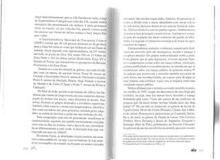 surgir mais intensamente após as 11h. Em dias de verão, o augl'
de freqüentadores é atingido por volta das 13h, quando muitos
moradores das proximidades vão embora. A praia permanece
cheia, no entanto, até por volta das I6h, quando a maior parte
das pessoas que vieram de ônibus começa a fazer longas filas
para voltar.
A Superintendência Municipal de Transportes Urbanos
(SMTU) calcula que 98 mil pessoas deslocam-se da periferia
para a Zona Sul todas as vezes que há dias de sol nos finais de
semana. Ainda segundo essa superintendência, há 937 ônibus
servindo as praias da Zona Sul, sendo 594 em 25 linhas da
Zona Norte e 343 em linhas radiais (Rodoviária, Praça XV e
Estrada de Ferro), que transportam os passageiros da Baixada
Fluminense e da Zona Oeste.
Somem-se a essa distribuição as galeras, que estão dividi-
das, mais ou menos, da seguinte forma: Posto 10, turmas da
Cruzada e Jacarezinho; Posto 9, turmas de Vila Isabel e Grajaú;
Posto 8, turmas da Abolição, Pilares, Irajá, Piedade e morros
do Alemão e da Caixa D'Água; e Posto 7, turmas do Pavão e
Cantagalo.
No final da tarde, quando o movimento de refluxo dos ba-
nhistas que vieram de longe resulta em uma verdadeira desocu-
pação do terreno das praias, outra dinâmica se instala. Nas
areias, formam-se grupos dedicados a atividades esportivas,
futebol e vôlei, e novos e numerosos freqüentadores, identifica-
dos como moradores das áreas próximas, circulam pelos calça-
dões ou andam de bicicleta e patins nas ruas fechadas da orla.
Esta composição nada tem de permanente, transforma-se
continuamente seguindo um padrão extremamente irregular,
varia com os dias da semana, com a época do ano, recompon-
do-se diferentemente a cada verão. A descrição feita aqui cor-
responde aos anos de 1996/97.
Da mesma forma, as identidades sociais também são instá-
veis e intercambiáveis, ou seja, o jovem funkeiro de hoje pode-
rá ser o evangélico de amanhã ou ele pode ser ainda o torcedor
226 .nnfl..,
ulllamado das torcidas organizadas, funkeiro, freqüentador ck
huiles, e dividir estas e outras identidades com outras esreras
d:t vida social, inclusive dentro de um sistema formal de traba-
lho. Embora mutável e sem um padrão regular, o fenômeno nos
tk-tnonstra duas principais características. A primeira é a orga-
nização da ocupação das areias conforme um padrão de afini-
dac..les, e a segunda é a dimensão estratégica da forma de agen-
c: iamemo do espaço.
Compreendemos, portanto, o embaraço causado pelo fenô-
meno do arrastão, pois ele desorganiza, invade e ameaça o
c:omplexo mosaico dos grupos tenitorializados sobre a areia.
lisses grupos, que se auto-organizam, revivem algumas fratu-
ras e composições sociais sobre um espaço urbano valorizado,
~anham publicidade e o reconhecimento, na medida em que se
~slabelecem sobre um espaço público de primeira ordem.286
As galeras que promovem o arrastão também procuram de
certa forma um reconhecimento, um espaço para divulgar as
suas fraturas, seus conflitos, e para isso se impõem sobre esse
valorizado espaço público.
Muitos afirmam que o primeiro arrastão ocorrido na praia,
em outubro de 1992, surgiu em deconência de uma briga por
1erritório, ou seja, uma das turmas havia invadido o espaço
delimitado pela outra: "Tudo não passou de um confronto de
gangues que, há muito tempo, haviam loteado parte das duas
praias".2B7 De um lado se alinhavam as galeras da favela de
Vigário Geral, Morro do Urubu (Piedade), Cidade Alta e Mor-
ro do Adeus (Bonsucesso), pertencentes ao Comando Verme-
lho e, de outro, as galeras de Parada de Lucas, Vila Cruzeiro
(Penha), Nova Holanda e Baixa do Sapateiro, Guaporé e
Quitungo (Brás de Pina), pertencentes ao Terceiro Comando.
As palavras de um dos envolvidos no arrastão parecem resumir
Ul6 O poder público também investe neste espaço ou luta por impor sua legitimidade c
reconhecimento através dele. No caso das praias, são inúmeras as iniciativas o{iciais
na organização de atividades culturais, desportivas ou festivas sobre este espaço.
287 Jornal do Brasil, 21de outubro de 1992, p. 12.
..... 22 /
 
