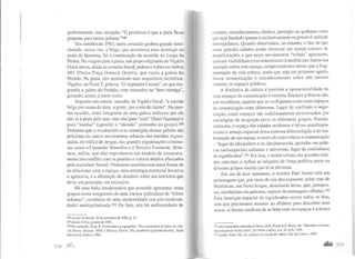 perfeitamente essa situação: "O problema é que a praia ficou
pequena para tantas galeras."288
Em outubro de 1993, outro arrastão ganhou grande noto-
riedade; dessa vez, a briga, que aconteceu num domingo na
praia de Ipanema, foi a continuação da oconida no Largo da
Penha. Na viagem para a praia, um grupo originário de Vigário
Geral atirou, ainda na avenida Brasil, pedras e rojões no ônibus
485 (Penha-Praça General Osório), que trazia a galera do
Penhão. Na praia, eles assumiram seus respectivos territórios.
Vigário, no Posto 7, gritava: "O Arpoador é nosso", ao queres-
pondia a galera do Penhão, com incursões na "área inimiga",
gerando, assim, o corre-cone.
Segundo um menor, morador de Vigário Geral, "a torcida
briga por causa do time, a gente, por conta do bairro". Na mes-
ma ocasião, outro integrante de uma galera indicava que ele
não ia à praia pelo mar, mas sim para "zoar" (fazer bagunça) e
para "lombar" (agredir) o "alemão" (estranho ao grupo).289
Notemos que o vocabulário e as estratégias dessas galeras são
próximas de outros movimentos urbanos, das torcidas organi-
zadas, do tráfico de drogas, das grandes organizações crimino-
sas como o Comando Vermelho e o Terceiro Comando. Note-
mos, enfim, que elas reproduzem um modelo de comporta-
mento em conflito com os padrões e valores médios afirmados
pela sociedade formal. Produzem também uma outra forma de
se relacionar com o espaço, uma estratégia territorial invasiva
e agressiva, e a afirmação de donúnio sobre um território que
deve, em princípio, ser exclusivo.
Há uma linha interpretativa que pretende apresentar esses
grupos como integrantes de uma imensa policultura de "tribos
urbanas", resultado de uma modernidade (ou pós-moderni-
dade) multipolarizada.290 De fato, não há uniformidade de
288 Jornal do Brasil, 25 de setembro de 1993, p. 17.
289 Jornal O Dia, janeiro de 1993.
290 Por exemplo, Soja, E. Posrmodem geographies: The reassertion ojspace in criti-
caltlwory, 13ristol, 1989; e Harvey, David. The condition ojpostmodemily, Basil
Blackwell, Oxford, 1989.
estatuto, reconhecimento, direitos, prestígio ou qualquer outro
que seja fundado apenas e exclusivamente na possível unidade
metropolitana. Quando observamos, no entanto, o fato de que
essas grandes cidades ainda oferecem um campo comum de
manifestações e que esses movimentos "tribais" aparecem,
ganham visibilidade e reconhecimento àmedida que fazem sua
aparição sobre este espaço, compreendemos talvez que a frag-
mentação da vida urbana, ainda que seja um processo agudo,
busca comunicação e reconhecimento sobre um terreno
comum, os espaços públicos.
A dinâmica da cidade é também a operacionalidade de
seus espaços de comunicação e mistura. Espaços públicos são,
por excelência, aqueles que se configuram como esses espaços
de comunicação entre diferentes. Lugar de confronto e nego-
ciação, esses espaços são cotidianamente atravessados por
estratégias de ocupação entre os diferentes grupos. Parado-
xalmente, o espaço das cidades modernas é talvez simultanea-
mente o arranjo espacial dessa extrema diferenciação e de rea-
firmação de um espaço comum de convivência e comunicação
-"lugar da (des)ordem e da (des)harmonia, apoiadas em práti-
cas socioespaciais culturais e universais, lugar da confluência
de significados".291Por isso, o tecido urbano das grandes cida-
des estrutura e define as relações de força política entre os
diversos grupos sociais que aí se afirmam.
Em um de seus romances, o escritor Paul Auster cria um
personagem que, por meio de seu deslocamento pelas ruas de
Manhattan, em Nova Iorque, desenharia letras, que, justapos-
tas, resultariam em palavras, espécie de mensagens cifradas.292
Essa inscrição espacial de significados ocorre todos os dias,
sem que precisemos recorrer ao alfabeto para descobrir seus
nexos. A forma cotidiana de se lidar com os espaços é a forma
291 São expressões retir:1das de Imrie, Rob; Pinch & S. Boyle, M. "Identities, citizcns-
hip and power in the cities", in Urban studies, vol. 33, rn 8, 1996.
292 Auster, Paul. The city of glass (A cidade de vidro), Cia. das Letras, 1985.
 