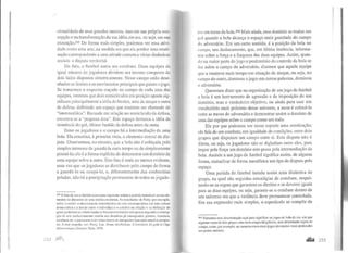 cionalidade de seus grandes mestres, mas em sua própria con-
cepção e na transformação da sua idéia em ato, ou seja, em sua
execução.295 De forma mais simples, podemos ver essa ativi-
dade como uma arte, na medida em que ela produz uma esteti-
zação correspondente a uma atitude comum a várias dinâmicas
sociais: a disputa tcnitorial.
De fato, o futebol narra um combate. Duas equipes de
igual número de jogadores dividem um terreno composto de
dois lados dispostos simetricamente. Nesse campo estão dese-
nhados os limites e os movimentos principais que guiam ojogo.
Se tomarmos o esquema traçado no campo de cada uma das
equipes, veremos que dois semicírculos em posição oposta sig-
nificam principalmente a idéia de frentes, uma de ataque e outra
de defesa, definindo um espaço que costuma ser chamado de
"intermediária". Recuada em relação ao semicírculo da defesa,
encontra-se a "pequena área". Este espaço demarca a idéia de
iminência do gol, último bastião da defesa antes da meta.
Entre os jogadores e o campo há a intermediação de uma
bola. Ela constitui, à primeira vista, o elemento central de dis-
puta. Observemos, no entanto, que a bola não é cobiçada pelo
simples interesse de guardá-la mais tempo ou de simplesmente
possuí-la; ela é a forma explícita de demonstrar um domínio de
uma equipe sobre a outra. Este fato é mais ou menos evidente,
uma vez que os jogadores se distribuem pelo campo de forma
a guardá-lo ou ocupá-lo, e, diferentemente das conhecidas
peladas, não há a precipitação permanente de todos os jogado-
295 O fato de ver o futebol como uma expressão artística poderia introduzir novos ele-
mentos na discussão de uma estética moderna. As conclusões de Ferry, por exemplo,
sobre o caráter eminentemente intcrsubjetivo da arte contemporânea em uma cultura
democrática e a tensão entre o individual e o coletivo na criação e na definição do
gosto poderiam serrelativizadas se fossem construídas não apenas seguindo a cotJcep-
ção da arte exclusivamente restrita aos domínios já consagrados, pintura, literatura,
escultura etc. e passassem a ser vistas dentro de um quadro bem mais amplo e comple-
xo. A este resp~ito, wr: Ferry. Luc. Homo Aesrhelims: L'inventiotl du gout à l'âge
démocrarique, Grasset, Paris, 1990.
rcs em tomo da bola.296 Mais ainda, esse domínio se traduz em
gol quando a bola alcança o espaço mais guardado do campo
do adversário. Em um certo sentido, é a posição da bola no
campo, seu deslocamento, que, em última instância, informa-
nos sobre a força e a fraqueza das duas equipes. Assim, quan-
do na maior pat1e do jogo o predomínio do controle da bola se
fez sobre o campo do adversário, dizemos que aquela equipe
que a manteve mais tempo em situação de ataque, ou seja, no
campo do outro, dominou o jogo; em outras palavras, dominou
o adversário.
Queremos dizer que na organização de um jogo de futebol
a bola é um instrumento de agressão e de imposição de um
domínio, mas o verdadeiro objetivo, ou ainda para usar um
vocabulário mais próximo desse universo, a meta é colocá-la
entre as traves do adversário e demonstrar assim o domínio de
uma das equipes sobre o campo como um todo.
Eis por que podemos ver nesse esporte uma estetização;
ele fala de um combate, em igualdade de condições, entre dois
grupos que disputam um campo entre si. Esta disputa não é
direta, ou seja, os jogadores não se digladiam entre eles, para
impor pela força um domínio este passa pela intermediação da
bola. Assistir a um jogo de futebol significa assim, de alguma
forma, reatualizar de forma metafórica um tipo de disputa pelo
espaço.
Uma partida de futebol instala assim uma dinâmica de
grupo, na qual são seguidas estratégias de combate, respei-
tando-se as regras que garantem os direitos e os deveres iguais
para as duas equipes, ou seja, garante-se o combate dentro de
um universo em que a violência deve permanecer controlada.
Em sua expressão mais simples, o espetáculo se compõe de
296 Tomamos essa denominação aqui para significar os jogos de bola de rua, em que
algumas vezes há dois grupos, mas nem sempre há goleiros, nem delimitação rígida do
campo, como, por exemplo, na maneira como essesjogos são mUltas vezes pral!cados
nas praias cariocas.
.al&à 233
 