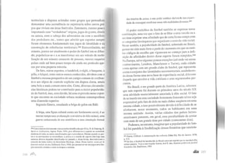 territoriais e disputas acirradas entre grupos que pretendiam
demonstrar uma ascendência ou supremacia sobre outros gru-
pos que viviam em áreas lirrútrofes. Entretanto, mesmo pouco
importando suas "verdadeiras" origens,jogos de guerra, chinês
ou azteca, com a cabeça dos adversários ou com o sacrifício
dos perdedores etc., temos que admitir que esportes sempre
foram elementos fundamentais nos jogos de identidade e na
construção de referências territoriais.298 Extraordinário, no
entanto, parece ser atualmente o poder do futebol em se difun-
dir, popularizar-se e a se transformar em um veículo de mobi-
lização de um número crescente de pessoas, mesmo naqueles
países onde até bem pouco tempo ele ainda era praticado ape-
nas por uma pequena minoria.
De fato, outros esportes, o handebol, o rúgbi, o basquete, o
pólo, o hóquei, entre outros menos conhecidos, dividem com o
futebol a mesma perspectiva de um campo comum de confron-
to e um objeto de controle explícito em disputa direta, sendo
uma bola o mais comumentre eles. Certo, diversas circunstân-
cias históricas podem ter contribuído para a maior popularida-
de do futebol, mas, sem dúvida, há uma expressão nesse espor-
te que encontra na sociedade urbana moderna contemporânea
uma dimensão superior.
Segundo Geertz, estudando a briga de galos em Báli:
A briga, uma figura cultural contra um fundamento social, é ao
mesmo tempo uma avolumação convulsiva de ódio animal, uma
guerra caricaturada de eus simbólicos e uma simulação formal
298 Concordamos inteiramente com as razões identificadas por Elias,N. & Dunning, E.
Sport et civilisarion, Agora, Paris, I994, para difert:ndar o esporte na sociedade
moderna de todas as outras manifestações que o precederam. Mesmo quando os ges-
tos e os movimentos se assemelham, a prática e o sentido do espane têm hoje uma
natureza diversa daquelas identificadas no passado e, dessa forma, descredenciam o
conceito de Jwmo ludens do historiador Huizinga, Johan. Homo ludens, essai sur la
fvnnion soda/e dujeu, Gallimard, Paris, I988, que procurava ver nos jogos uma fun-
ção essencial, comum a todos os tempos e culturas.
das tensões de status, e seu poder estético deriva de sua capaci-
dade de conseguir combinar essas três realidades diversas.299
o poder simbólico do futebol também se express.a nessa
l'ombinação, uma vez que o fato de se filiar a uma torc1da ou a
11m time exprime uma afinidade que de certa forma r~mpe c?m
uscategorias hierárquicas que organizam o resto da vtda soct~L
Nesse sentido, a popularidade do futebol, sobretudo no Bras1~,
parece ter sido mais forte a partir do momento em que os est~­
tos códigos de escolha que vigoravam no começo para a deft-
'd 300
nição de afinidades dentro desse esporte foram romp1. os.
NaEuropa, salvo algumas poucas exceções (até onde vm ~osso
conhecimento, Londres, Manchester e Turim), cada c1dade
conta apenas com um grande clube de futebol, que representa
assim 0 conjunto das identidades socioterritoriais, ~stab.elecen­
do dessa forma uma nova base de experiência soc1al, diferente
daquela que envolve a vida cotidiana e seus segmentados per-
cursos.
No Brasil, e em grande parte da América Latina, sabemos
que este esporte foi durante os primeiros anos do ~éculo XX
uma atividade essencialmente associada à elite socJal. O fa~o
de se inserir em uma sociedade fortemente fraturada talvez seJa
responsável pelo fato de dois ou mais clubes surgirem em uma
mesma cidade, e isso possivelmente devido àdificuldade de se
alinharem, nesse momento, todos os habitantes em ~ma
mesma unidade. Assim, várias cidades dos países latmo-
amedcanos possuem, em geral, essa peculiaridade de ~ontar
com mais de um grande time por cidade (comumente dms).
Podemos, no entanto, imaginarque a popularidade do fute-
bol foi paralela àflexibilização dessas fronteiras que estabele-
299 Geertz, Clifford. A interpretação das culturas, Zahar Ed., Rio de Janeiro, 1978,
p. 312. h ' d"ta
300 De fato, 0 futebol foi introduzido no Brasil como um espor~e que se ?pun a_a 1
cultura popular. Veja a esse respeito Santos, Joel R. dos. HISiona poUrwa do }utebol
bra~ileiro, Ed. Brasiliense. 1981.
.al.lâ 2S I
 