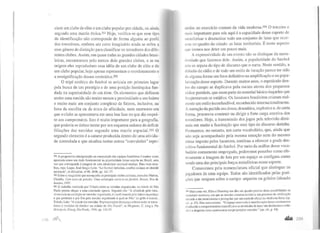 ciam um clube de elite e um clube popular por cidade, ou ainda
segundo uma matriz étnica.30t Hoje, verifica-se que esse tipo
de identificação não co!Tesponde de forma alguma ao perfil
dos torcedores, embora um ce1to imaginário ainda se refira a
esse gênero de distinção para classificar os torcedores dos dife-
rentes clubes. Assim, em quase todas as grandes cidades brasi-
leiras, encontramos pelo menos dois grandes clubes, e se na
origem eles reproduziam essa idéia de um clube de elite e de
um clube popular, hoje apenas representam o reordenamento e
a ressignificação desses conteúdos.302
O tripé estético do futebol se articula em primeiro lugar
pela busca de um prestígio e de uma posição hierárquica fun-
dada na superioridade de um time. Os elementos que definem
assim uma torcida são muito menos a proximidade a um bairro
e muito mais um conjunto complexo de fatores, inclusive, na
hora da escolha ou da troca de afinidade, num momento em
que o clube se apresentava em uma boa fase no que diz respei-
to aos campeonatos. Isso é muito importante para a geografia,
que poderia se deixar tentar por um esquema sedutor de definir
filiações das torcidas segundo uma matriz espacial.303 O
segundo elemento é a catarse produzida dentro de uma ativida-
de controlada e que atualiza tantas outras "convulsões" repri-
301 A progressiva núscigenação na composição das equipes brasileiras é muitas vez.es
apontada como um dado fundamental na popularidade desse esporte no Brasil, uma
vez que corresponde à imagem de uma identidade nacional mestiça. Para mais deta·
lhes, veja: Lopes, José Sergio Leite. "Le football brésilien, conflits sociaux et identité
nationale", in Hérodote, rn 98.2000,pp. 161-77.
302 Sobre o imaginário que acompanha os principais clubes cariocas, consultar Mattos,
Claúdia. Cem anos de paixão: Uma mitologia carioca no furebol , Rocco, Rio de
Janeiro, 1997.
303 O trabalho realizado por Toledo sobre as torcidas organizadas na cidade de São
Paulo parece chegar a uma conclusão oposta. Segundo ele: "A afinidade pelo time,
vivenciada na condição de torcedor organizado, é condil'ionada pelo bairro ou pedaço
a que pertence e por fim pela torcida organizada à qual se fi lia" (o grifo é nosso).
Toledo, Luiz. "A cidade das torcidas: Representações do espaço urbano entre os torce·
dores e torcidas de futebol na cidade de São Paulo", in Magnani, C. (org.), Na
Metrópole, Edusp, São Paulo, 1996. pp. 124-55.
) 'ÍB ,oni
tuidas no exercício comum da vida modema.J04 O terceiro c
11wis importante para nós aqui é a capacidade desse esporte de
lttt'laforizar e dramatizar todo um conjunto de lutas que ocor-
tl'tn no quadro da cidade: as lutas territoriais. É neste aspecto
que iremos nos deter um pouco mais.
A expressividade de um evento não se distingue da narra-
lividade que fazemos dele. Assim, a popularidade do futebol
tt<io se separa do tipo de discurso que o narra. Neste sentido, a
difusão do rádio e de todo um estilo de locução parece ter sido
de alguma forma um fator defmitivo na amplificação e na popu-
larização desse esporte. Durante muitos anos, o espetáculo den-
1ro do campo se duplicava pela escuta atenta dos pequenos
r:ídios portáteis, que eram parte do material básico daqueles que
freqüentavam os estádios. Os locutores brasileiros criaram real-
tncnle um estilo inconfundível, reconhecido internacionalmente.
A narração da partida era densa, dramática, explosiva e, de certa
forma, procurava construir ou dirigir a forte carga emotiva dos
lorcedores. Hoje, a transmissão dos jogos pela televisão dimi-
nuiu em muito a fascinação que esse tipo de discurso detinha.
Permanece, no entanto, um certo vocabulário, que, ainda que
não seja acompanhado pela mesma emoção nem do mesmo
ritmo imposto pelos locutores, continua a oferecer a grade des-
critiva fundamental do futebol. Por meio da análise desse voca-
bulário comumente empregado, poderemos perceber como efe-
1ivamente a imagem de luta por um espaço se configura como
sendo uma das plincipais forças metafóricas nesse esporte.
Comecemos pela nomenclatura oficial que distingue os
jogadores de uma equipe. Todos são identificados pelas posi-
ções que ocupam sobre o campo: arqueiro ou goleiro (situado
10~ Mais uma vez., Elias e Dunning nos dão um quadro preciso desta possibilidade na
Mlciedade moderna, em que as tensões crescem devido a um processo de civilização
elevado e são monitoradas e protegidas por um controle eficaz da violência física (op.
t·it., p. 53). Eles acrescentam: "O espaço reservado à manifestação destes sentimentos
é reduzido a compartimentos específicos e as alividades de laz.er são destinadas a sedu·
1ir e a despertar estes sentimentos em proporções variadas." (op. l'it., p. 54)
 