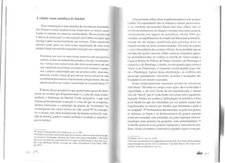 A cidade como metáfora do futebol
Toda estetização é uma maneira de reconhecer determina-
das formas comuns alçadas a uma forma mais ou menos sacra-
lizada ou retirada do curso da cotidianidade. Nesse sentido ela
é objeto de admiração e contemplação pela idéia exemplar que
carrega e pela excepcionalidade que instaura. Todo espetáculo
artístico pode, pois, ser visto como organizador de uma certa
subjetividade transmitida enquanto sensação aos espectadores.
Entretanto, por meio de outro desses paradoxos que perseguem a
estética, ao lado dos sentimentos pintados e dos atos inconseqüen-
tes, e porque essa subjetividade não existe propriamente até que
seja organizada dessa forma, as formas de arte orioinam e reoene-o e
ram a própria subjetividade que elas propõem exibir. Quartetos,
naturezas mortas e brigas de galo não são meros reflexos de uma
sensibilidade preexistente e representada analogicamente: eles são
agentes positivos na criação e manutenção de tal sensibilidade.307
É dentro dessa perspectiva que gostaríamos agora de inter-
pretar os eventos que freqüentemente e a cada dia mais acom-
panham o fenômeno do futebol. Como geógrafos, o que nos
chama particularmente a atenção é o fato de que os comporta-
mentos territoriais e o princípio da disputa de "territórios" se
reconfiguram em outras esferas da vida social.308 Ao extrapo-
lar o campo, esta idéia fundamental da disputa territorial, con-
tida no futebol, ganha o mundo profano e a cidade se metafori-
za em futebol.
307 Geei1Z, A illlerpretação dos culturas, op. cit., p. 319.
Jos Maffcsoli faz observações muito próximas às nossas, reJati vas à importância elo que
ele chama de "modulação específica ela relação entre espaço-socialidacle", utilizando
inclusive o exemplo elo candomblé brasileiro para sua demonstração. Para mais deta-
lhes veja: Maffesoli, Michel. Le temp.1· des tribus, Klincksieck et Cie, Paris, 1988,
pp.l98-9.
Uma primeira esfera desse transbordamento é a do próprio
csládio. Os espectadores não se limitam a assistir passivamcn
t~ ao combate apresentado diante dos seus olhos; eles se
envolvem diretamente na disputa e recriam uma outra arena d~
enCrentamento nos lugares da assistência. Desde 1949, por
l!xemplo, as arquibancadas do estádio do Maracanã se transfor-
maram em um espaço qualificado pela presença desta ou
daquela torcida em áreas predeterminadas. Por meio de smteio
e com o beneplácito dos poderes oficiais, ficou decidido que as
torcidas dos quatro maiores clubes cariocas ocupariam parce-
las preestabelecidas no estádio (a torcida do Vasco ocupa o
espaço à direita da Tribuna de Honra, ficando a do Flamengo à
esquerda; a do Botafogo, à direita, exceto quando joga contra o
Vasco; a do Fluminense, à esquerda, exceto quando joga con-
tra o Flamengo). Apesar desta distribuição, os conflitos são
quase que permanentes. Incursões, invasões e ocupações são
freqüentes e até mesmo esperadas.
Esses comportamentos raramente provêm de iniciativas
individuais. Tal como no campo, essas ações são coordenadas e
organizadas, e, de certa forma, há nas arquibancadas a mesma
idéia de "tática" que é vivida dentro do campo pelos jogadores.
Segundo Toledo, no estádio a "delimitação do território é feita
pelas bandeiras que são estendidas por um grande espaço das
arquibancadas ou mesmo por bambus que delimitam a parte a
ser ocupada",309 As bandeiras desenroladas, os gritos de guerra,
as músicas, os fogos e os deslocamentos de grupos seguem
assim um comando, uma estratégia, ou, para empregar uma ter-
minologia mais próxima da geografia, uma territorialidade.310
A torcida promove o seu próprio espetáculo e reinventa os con-
flitos. Assim, é comum o comentário segundo o qual o time per-
.109 Toledo. Luiz C.. op. ât.. p. l-+8.
JIO Estamos nos referindo à concepção desenvolvida por R. Sack sobre a territorialidade
como estratégia de controle sobre um teiTitúrio. Veja Sack, Roberr, Tfre lwmmr terri
roriality: lts tlumry and hisrory, op. cit.
 