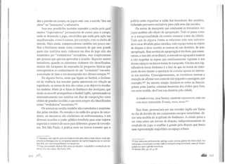 deu a partida em campo, ou jogou mal, mas a torcida "deu um
show" ou "massacrou" a adversária.
Isso nos possibilita também entender a razão pela qual
muitos "espectadores" permanecem de costas para o campo,
onde se desenrola o jogo, envolvidos que estão pela ação nas
arquibancadas, como é comum, por exemplo, com os chefes de
torcida. Mais ainda, compreendemos também um pouco me-
lhor o fenômeno tantas vezes comentado de que uma grande
parte dos conflitos mais violentos em dias de jogo não são
cometidos por "verdadeiros" torcedores, mas simplesmente
por pessoas que querem aproveitar a ocasião. Segundo muitos
torcedores, quando os elementos violentos são identificados,
muitos são incapazes de responder às perguntas básicas que
correspondem ao conhecimento de um "verdadeiro" torcedor:
a escalação do time e seu desempenho nos últimos tempos.Jll
De alguma forma, ainda que ligado ao futebol, o fenôme-
no da violência das torcidas ganha autonomia em relação ao
espetáculo, as arenas de Juta são outras, e os objetivos imedia-
tos também. Muito já se falou do fenômeno dos hooligans, que
desde os anos 60 acompanham o futebol inglês, apresentando-se
sistematicamente nos estádios em dias de competições entre
clubes de grandes torcidas, e que nem sempre são identificados
como "verdadeiros" torcedores.JI2
Os acessos ao estádio também são controlados e monitora-
dos pelas torcidas. Na entrada e na saída dos grupos de torce-
dores, os encontros são sinônimos de enfrentamento, e em
diversas ocasiões o poder público interferiu para criar trajetos
especiais e roteiros diversos para diferentes grupos de torcedo-
res. Em São Paulo, é prática mais ou menos corrente que a
311 Em parte, essa opinião procura demarcar com uma clareza nem sempre muito jus·
tificada a diferença entre os verdadeiros amantes do futebol daqueles que se aprovei-
tam dele, mas não compartilham a mesma paixão.
312 Veja, por exemplo, Buford, Bill. Entre o~ vândalos: A multidão e a ~edução da vio-
lênda, Cia. das Letras, São Paulo, 1991.
polícia tente organizar a saída dos torcedores dos estádios,
definindo percursos exclusivos para cada uma das torcidas.
Os meios de transporte que conduzem os torcedores aos
jogos também são objeto de apropriação. Tudo se passa como
se a excepcionalidade do evento tomasse conta da cidade.
Tudo que de alguma forma se relaciona com esse universo
deve estar dividido pelas torcidas; todo espaço toma-se objeto
de disputa e deve receber as marcas de um domínio, de uma
apropriação. Este sentido de apropriação é tão forte, que comu-
mente, e isso não só no Brasil, os torcedores agrupados tendem
a não respeitar as regras que cotidianamente regulam o uso
desses espaços ou desses meios de transporte. Um dos atos sig-
nificativos nessa dinâmica é o fato de que os meios de trans-
porte devem manter a aparência de circular apenas no interes-
se das torcidas. Conseqüentemente, os torcedores sentem a
tentação de afirmar este controle não pagando a passagem, por
exemplo.313 Ao mesmo tempo, instalam-se sobre os bancos,
gritam pelas janelas, colocam bandeiras dos clubes para fora;
em certo sentido, desfilam seu domínio pela cidade.
Acidadeé nossa, disse Sammy, repetindo opossessivo, cada vez
com maior intensidade: É nossa, nossa, nossa.3I4
Esta frase, pronunciada por um torcedor inglês em Turim
no dia da decisão de um campeonato europeu interclubes, dá-
nos uma medida da amplitude do fenômeno. A cidade passa a
ser vista como um terreno de disputa; independentemente do
resultado do jogo, o conflito é gerado pela disputa que busca
uma representação majoritária no espaço urbano.
313 Um fenômeno perfeitamente análogo ocorre com as galeras dos bailes fimk, nos
ônibus que os conduzem ao clube onde s~ reali2ará o respectivo baile, comojá foi assi-
nalado em outro capítulo deste livro.
314 Buford, Bill, op. cit., p. 83.
 