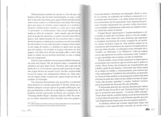 Diferentemente também do esporte é o fato de que essu
disputa é direta, não havendo intermediações, ou seja, o com
bate se faz pela força física, pela agressividadeexercida direta
mente sobre o outro, e a violência não é controlada. Não há res·
peito por regras de simetria; pouco importa se o combate é
desigual e também pouco importa se o outro que é visto como
"o adversário" o é efetivamente. Uma leitura simplificada se
impõe na idéia de conquista - todos aqueles que não fazem
parte do grupo são oponentes, e o poder será tanto mais efetivo
quanto mais indiscriminado for seu exercício sobre o outro.
Simbolicamente, a cidade passa a pertencer ao universo simbó-
lico do futebol e às suas representações; o espaço urbano torna-
se um campo de futebol, e a dinâmica se opera como na ima-
gem das equipes, só existindo os lugares referentes aos dois
grupos, e um deles deve afirmar seu poder sobre o outro. Este
poder se traduz em um domínio territorial, ou seja, a cidade
deve ser conquistada.
O dia de jogo estabelece uma excepcionalidade fundamen-
tal sobre esse espaço. Há, em primeiro lugar, a suspensão da
cidadania sob uma dupla forma. Primeiro, pela supressão do
direito de ir e vir livremente; segundo, pela suspensão de algu-
mas regras básicas de respeito social: barulho, exclusividade
no uso do espaço, dos equipamentos urbanos etc. Tudo entra
em um espaço-tempo excepcional, espaço-tempo de luta, de
combate, de afirmação.
Um elemento determinante que possibilita a existência
dessa dinâmica é a torcida organizada3t5 De fato, desde que o
futebol começou a ser um esporte de grande mobilização, sur-
giu, paralelamente, a idéia de os torcedores se organizarem. A
primeira torcida organizada no Brasil, por exemplo, foi a
"Charanga Rubro-Negra", fundada ainda em 1942. No come-
ço, os clubes mantinham fortes vínculos com esses grupos e
3 l5 As observações e comentários sobre as torcidas organizadas são, em stJa maior par-
cela, fruto da observação do caso da cidade do Rio de Janeiro.
l hegavam mesmo a incentivar sua formação. Desde os anos
(tO, no entanto, as explosões de violência começaram a se
manifestar mais fortemente, e os clubes foram aos poucos se
dissociando desse tipo de organização. Hoje, algumas das prin-
l'ipais torcidas organizadas dos grandes clubes funcionam
romo entidades completamente autônomas em relação à estru-
tura oficial dos clubes de futebol.
O papel dessas organizações é fundamentalmente o de
L:oordenar as ações dos torcedores, dentro e fora do estádio.
Dentro dele, como vimos, são estes elementos que organizam
os principais movimentos da torcida, ocupação de um territó-
rio, cantos, bandeiras, fogos etc. Elas também podem ser as
responsáveis pelo fornecimento do material necessário para as
lutas que serão travadas. As principais armas utilizadas são o
"Estalão", as "Malvinas" e os "Molotovs", todas de origem
caseira, que penetram no estádio comumente como "recheio",
ou seja, escondidas sob as camisas ou entre as bandeiras.
Fora do estádio, essas torcidas organizam os trajetos para o
deslocamento dos torcedores, que se reúnem para ir juntos ao
estádio. Dessa forma, elas produzem um enquadramento que
trabalha a partir de dois ângulos: oferecendo uma fmm a segura
de se chegar ao estádio e, simultaneamente, pelo número que
reúne, ameaçando os "territórios"dos adversários, ao atravessá-
los. Essas torcidas também se encarregam do controle das áreas
próximas às sedes dos clubes ou dos estádios em dias de jogos.
Assim, são enviadas "patrulhas" e criadas "milícias", encarre-
gadas da proteção das áreas que lhes são atribuídas.
É interessante perceber que uma das denominações utiliza-
das pela Torcida Jovem-Fia é a de ''Exército Rubro-Negro" ao
que se acrescenta uma legenda- "a torcida 100% porrada".
Dentro desse espírito, a torcida oferececursos de boxe tailandês
oude jiu-jítsu aos associados, e não é fortuito perceberque poli-
ciais freqüentemente façam patte dos seus quadros regulares.
A estrutura interna das torcidas organizadas segue uma
hierarquia e uma especialização crescente, de acordo com a
.aiJ.t ')11 I
 