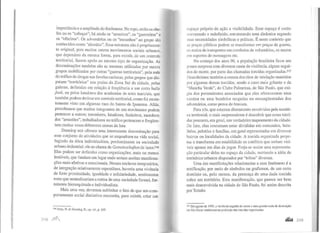importância e a amplitude do fenômeno. No topo, estão os che-
fes ou os "cabeças"; há ainda os "armeiros", os "guerreiros" e
os "olheiros". Os adversários ou os "estranhos" ao grupo são
conhecidos como "alemães". Essa estrutura não é propriamen-
te original, pois muitos outros movimentos sociais urbanos,
que dependem da mesma forma, para existir, de um controle
territorial, fazem apelo ao mesmo tipo de organização. As
denominações também são as mesmas utilizadas por outros
grupos mobilizados por outras "guerras territoriais", pela rede
do tráfico de drogas nas favelas cariocas, pelos grupos que dis-
putam "territórios" nas praias da Zona Sul da cidade, pelas
galeras, definidas em relação à freqüência a um certo baile
funk, ou pelos lutadores das academias de artes mardais, que
também podem derivar em controle territorial, como foi recen-
temente visto em algumas ruas do bairro de Ipanema. Aliás,
percebemos que muitos integrantes de um movimento podem
pertencer a outros; torcedores, lutadores, funkeiros, membros
dos "arrastões", trabalhadores no tráfico pertencem e freqüen-
tam muitas vezes diferentes arenas de luta.
Dunning nos oferece uma interessante denominação para
esse conjunto de atividades que se enquadram na vida social,
fugindo da ética individualista, predominante na sociedade
urbano-industrial; ele as chama de Gemeinschaften de lazer.316
Elas podem ser definidas como organizações, mais ou menos
instáveis, que fundam um lugar onde seriamaceitas manifesta-
ções mais afetivas e emocionais. Nesses enclaves temporários,
de integração relativamente espontânea, haveria uma vivência
de forte proximidade, igualdade e solidariedade, sentimentos
estes que neutralizariam a rotina de uma sociedade formal, for-
temente hierarquizada e individualista.
Mais uma vez, devemos sublinhar o fato de que um com-
portamento social distintivo necessita, para existir, criar um
316 Elias, N. & Dunning, E., op. cit., p. 165.
espaço próprio de ação e visibilidade. Esse espaço é então
rearrurnado e redefinido, estruturando uma dinâmica segundo
suas necessidades simbólicas e práticas. É neste contexto que
as praças públicas podem se transformar em praças de guerra,
os meios de transportes em comboios de voluntários, os muros
em suportes de mensagens etc.
No começo dos anos 90, a população brasileira ficou um
pouco surpresa com diversos casos de violência, alguns segui-
dos de morte, por parte das chamadas torcidas organizadas.317
Descobrimos também a crueza dos ritos de iniciação mantidos
por algumas dessas torcidas, sendo o caso mais gritante o da
"Mancha Verde", do Clube Palmeiras, de São Paulo, que exi-
gia dos pretendentes associados que eles oferecessem uma
camisa ou uma bandeira rasgadas ou ensangüentadas dos
adversários, como prova de bravura.
Para nós, que estamos diretamente envolvidos pela temáti-
ca territorial, o mais surpreendente é descobrir que essas torci-
das possuem, em geral, um verdadeiro mapeamento da cidade.
De fato, elas costumam estar divididas em comandos, bata-
lhões, pelotões e fal1111ias, em geral representadas em diversos
bairros ou localidades da cidade. A torcida organizada perpe-
tua e transforma em estabilidade os conflitos que seriam visí-
veis apenas em dias de jogos. Forja-se assim urna representa-
ção particular delas no espaço da cidade, recriando a idéia de
territórios urbanos disputados por "tribos" diversas.
Uma das manifestações relacionadas a esse fenômeno é a
notificação, por meio de símbolos ou grafismos, de um certo
domínio ou, pelo menos, da presença de uma dada torcida
sobre um território. Esta manifestação, que parece ser bem
mais desenvolvida na cidade de São Paulo, foi assim descrita
porToledo:
317 Em agosto de 1995, a violência seguida de morte e uma grande onda de destruição
em São Paulo resultaram na proibtção das torcidas organizadas.
........ 249
 