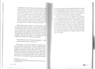 Tais grafismos sobrepõem cada uma das afinidades (por timr~.
bairros e torcidas), construindo uma imagem do torcedor orgu111
zado. Essas pichações sinalizam uma espécie de gramática t/1
rua entre esses torcedores: assim, temos, por exemplo, "Xerife
gaviões- ZO" (apelido expressando a individualidade, adesão 11
um grupo específico- uma torcida determinada- e região dt
moradia na cidade) [...]. Esses "anagramas", encontrados graf:1
dos pelos muros, prédios, pontes, ônibus, estádios, são os mais
variados e perfazem um código peculiar de identificação e dill:
renciação observado, sobretudo, na cidade de São Paulo.3l8
Essas representações, ilegíveis aos olhos profanos, estão
marcadas sobre os muros e paredes, criando terrenos de dispu-
ta e de confronto mais ou menos permanemes. Somos tentados
a ver nesse fenômeno, mais do que uma gramática, uma verda-
deira cartografia, que reproduz a idéia de limites e fronteiras.
Esta idéia aliás se coaduna muito bem com a imagem, sempre
veiculada e valorizada, de um time e seus torcedores como um
conjunto que confere uma verdadeira nacionalidade:
"O Corinthians é como o Flamengo, uma nação(...). Não
podemos prometer nada, só muita luta."3t9
Dessa forma, a suspensão da cidadania se transforma em
um evento mais ou menos estável, ou ainda, a cidadania institu-
cional tende a ser substituída por uma "nacionalidade" outra,
definida por afinidades variadas e intermitentes. Nesse tipo de
dinâmica, a única promessa possível é a de lutar e t:ombater por
um espaço de referência e de visibilidade na cidade, que passa a
ser vista como um território aberto para a luta e a conquista. Em
outras palavras, isso significa conquistar um território urbano
318 Toledo, Ltliz C., op. cit., p. 138.
319
O comentário é do técnico do Corinthians da época, Candinho. Folha de São Paulo,
25 de agosto de 1997.
?SO ,onR.
, 11tdc seja possível impor normas próprias definidas pelo sentido
d.eafinidade. Significa, portanto, de forma simultânea e contra-
11,tória, suspender definitivamente os direitos comunse ganhar o
111reilo à cidade. Paradoxalmente, clama-se por um direito que
1 1n essência é o que está sendo questionado e destituído.
Mais uma vez, a escolha do vocabulário não é fortuita, e,
para as torcidas organizadas, a denominação usada para definir
11 .:írca dominada ou sob disputa com o "adversário" é a de ter-
1itrJrio. A superposição dos diversos "mapas" oriundos desses
111ovimentos nos dá uma imagem muito diversa daquela, apre-
sentada classicamente, da pacificada cidade democrática.
Tribos em Juta, territórios sob disputa, trajetos proibidos, bar-
1eiras levantadas, mensagens cifradas, as grandes metrópoles
são o palco de muitas guerras, objeto de variadas territoriali-
dades. Dentro desta perspectiva, é o próprio sentido de cidade
o que está em jogo.
 