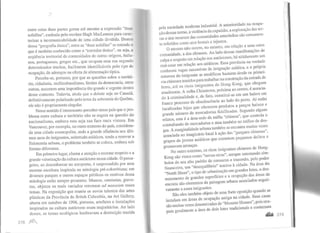 "
entre estas duas partes gerou até mesmo a expressão "duas
solidões", cunhada pelo escritor Hugh MacLennan para carac~
terizar a incomunicabilidade de uma cidade dividida. Dentro
dessa "geografia étnica", entre as "duas solidões" se estende o
que é também conhecido como o "conedor étnico", ou seja, a
seqüência territorial de comunidades de outras origens, italia-
nos, portugueses, gregos etc., que ocupam essa rua segundo
determinados trechos, facilmente identificáveis pelo tipo de
ocupação, de adereços ou oferta de alimentação típica.
Percebe-se, portanto, por que as questões sobre o territó-
rio, cidadania, multiculturalismo, limites da democracia, entre
outras, assumem uma importância tão grande e urgente dentro
desse contexto. Todavia, ainda que o debate seja no Canadá,
definitivamente polarizado pelo tema da soberania do Quebec,
ele não é propriamente singular.
Nesse sentido é interessante perceber nesse país que o pro-
blema entre cultura e território não se esgota na questão do
nacionalismo, embora esta seja sua face mais vistosa. Em
Vancouver, por exemplo, no outro extremo do país, considera-
da uma cidade cosmopolita, onde a grande afluência nos últi-
mos anos de imigrantes, sobretudo asiáticos, tende a renovar a
fisionomia urbana, o problema também se coloca, embora sob
formas diferentes.
Em primeiro lugar, chama a atenção o enorme respeito e a
grande valorização da cultura autóctone nessa cidade. O passa-
geiro, ao desembarcar no aeroporto, é surpreendido por uma
enorme escultura inspirada na mitologia pré-colombiana; em
diversos parques e outros espaços públicos os motivos dessa
mitologia estão sempre presentes. Museus, camisetas, gravu-
ras, objetos os mais variados retomam ad nauseam esses
temas. Na exposição que reuniu os novos talentos das artes
plásticas da Província de Britsh Columbia, na Art Gallery,
aberta em outubro de 1996, pinturas, artefatos e instalações
inspirados na cultura autóctone eram majoritários. Ao lado
destes, os temas ecológicos lembravam a destruição trazida
278 Jlf1.[
pela sociedade moderna industrial. A anterioridade na ocupa-
ção dessas terras, a violência da expulsão, aexploração das ter-
ras e dos recursos das comunidades ameríndias são comumen-
te referidos como atos brutais e injustos.
O mesmo não ocorre, no entanto, em relação a uma outra
comunidade, a dos chineses. Ao lado dessas manifestações de
culpa e respeito em relação aos autóctones, há nitidamente um
mal-estar em relação aos asiáticos. Essa província na verdade
conheceu vagas sucessivas de imigração asiática, e a própria
natureza do imigrante se modificou bastante desde os primei-
ros chineses trazidos para trabalhar na construção da estrada de
ferro, até os ricos imigrantes de Hong-Kong, que chegam
atualmente. A velha Chinatown, próxima ao centro, é associa-
do à criminalidade e, de fato, constitui-se em um bairro em
franco processo de obsolescência ao lado do porto. Aí estão
localizadas lojas que oferecem produtos a preços baixos e
grande número de mercadorias falsificadas. Segundo alguns
relatos, esta é a área-sede da máfia "chinesa", que controla o
contrabando de mercadorias e atua também no tráfico de dro-
gas. A marginalidade urbana também se encontra muitas vezes
associada no imaginário local à ação das "gangues chinesas",
grupos de jovens asiáticos que cometem pequenos delitos e
promovem arruaças.
No outro extremo, os ricos imigrantes chineses de Hong-
Kong são vistos como "novos-ricos", sempre ostentando sím-
bolos de seu alto padrão de consumo e trazendo, pelo poder
financeiro, um "desequilíbrio" nocivo à cidade. Na área do
"North Shore", o tipo de urbanização em grandes lotes, odes-
matamento de grandes superfícies e a ocupação das áreas de
encosta são elementos da paisagem urbana associados negati-
vamente a esses imigrantes.
São eles também objeto de uma forte oposição quando se
instalam em áreas de ocupação antiga na c"idade. Suas casas
são muitas vezes denominadas de "MonsterHouses", pois ocu-
pam geralmente a área de dois lotes tradicionais e costumam
... 279
 