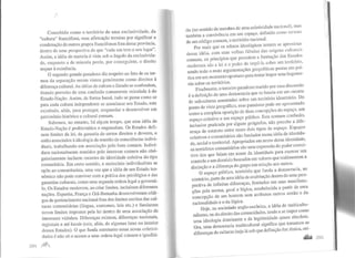 Concebido como o território de uma exclusividade, da
"cultura" francófona, essa afirmação termina por significar a
condenação de outros grupos francófonos fora dessa província,
dentro de uma perspectiva de que "cada um tem o seu lugar".
Assim, a idéia de maioria é vista sob o ângulo da exclusivida-
de, enquanto a de minoria perde, por conseguinte, o direito
sequer à existência.
O segundo grande paradoxo diz respeito ao fato de os ter-
mos da separação serem vistos geralmente como direitos à
diferença cultural. As idéias de cultura e Estado se confundem
tirando proveito de uma confusão comumente veiculada à d~
Estado-Nação. Assim, de forma banal, tudo se passa como se
para cada cultura independente se associasse um Estado, este
existindo, aliás, para proteger, resguardar e desenvolver um
patrimônio histórico e cultural comum.
Sabemos, no entanto, há algum tempo, que essa idéia de
Estado-Nação é problemática e enganadora. Os Estados defi-
nem limites da lei, da garantia de certos direitos e deveres, e
estão associados à ideologia da reunião de consciências indivi-
duais, trabalhando em associação pelo bem comum. Indiví-
duos racionalmente reunidos pelo interesse comum não obri-
gatoriamente incluem recortes de identidade coletiva do tipo
comunitária. Em certo sentido, o raciocfnio individualista se
opõe ao comunitarista, uma vez que a idéia de um Estado iso-
nômico não pode conviver com a prática dos privilégios e das
garantias culturais, como uma segunda ordem legal a governá-
lo. Os Estados modernos, ao criar limites, incluíram diferentes
nações. Espanha, França e Grã-Bretanha desenvolveram códi-
gos de pertencimento nacional fora dos limites estritos das cul-
turas comunitárias (língua, costumes, leis etc.) e fundaram
novos limites impostos pela lei dentro de uma associação de
interesses vizinhos. Diferenças existem, diferenças nacionais,
regionais e até locais (raiz, aliás, de algumas lutas no interior
desses Estados). O que funda entretanto essas novas coletivi-
dades é não só o acesso a uma ordem legal comum e igualitá-
281• pnJ.
ria (no sentido de membro de uma coletividade nacional), mas
também a convivência em um espaço, definido como Lcrrcno
de um código comum, o território nacional.
Por mais que os relatos ideológicos tentem se aproximar
dessa idéia, com suas velhas fábulas das origens culturais
comuns, os princípios que presidem a formação dos Estados
modernos são a lei e o poder de impô-la sobre um território,
sendo todo o resto argumentações geopolíticas postas em prá-
tica em um momento oportuno para tentar impor uma hegemo-
nia sobre os territórios.
Finalmente, o terceiro paradoxo trazido por essa discussão
é a definição de uma democracia que se baseia em um recmte
de subculturas assentadas sobre um território identitário. Do
ponto de vista geográfico, esse paradoxo pode ser apresentado
como a completa oposição de duas concepções do espaço, um
espaço coletivo e um espaço público. Esta comum confusão,
inclusive praticada por alguns geógrafos, não percebe a dife-
rença de estatuto entre esses dois tipos de espaço. Espaços
coletivos e comunitários são fundados numa idéia de identida-
de, social e territorial. Apropriados em nome dessa identidade,
os territórios comunitários são uma expressão do poder coerci-
tivo dos que falam em nome da identidade para exercer um
controle e um domínio baseados em valores que realimentem a
distinção e a diferença do grupo em relação aos outros.
O espaço público, território que funda a democracia, ao
contrário, patte de uma idéia de coabitação dentro de uma pers-
pectiva de infinitas diferenças, limitadas em suas manifesta-
ções pela norma, geral e lógica, estabelecida a partir de uma
concepção de um homem sem atributos outros senão o da
racionalidade e o da lógica.
Hoje, na sociedade anglo-saxônica, a idéia de multicultu-
ralismo, ou do direito das comunidades, tende a se impor como
uma ideologia dominante e de legitimidade quase absoluta.
Ora, uma democracia multicultural significa que tomamos as
diferenças de culturas (seja lá sob que definição for: étnica, ori-
.&Laâ 28o
 
