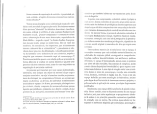 formas romanas de organização do território. A propriedade pri-
vada, a cidade e o Império devem estar circunscritos e rigorosa-
mente definidos.38
Vemos nessa descrição como a delimitação espacial é soli-
dária e está associada à organização social. Poderíamos mesmo
dizer que essa "obsessão" de delimitar, denominar, classificar,
em suma, ordenar o território, é uma condição fundadora do
fenômeno social. Quando comparamos o comentário acima
com a observação de um outro historiador, especialista da
Idade Média - segundo o qual, "os limites feudais desespera-
ram durante muito tempo os medievistas. Eles os viam tão
mutáveis, tão complexos, tão imprecisos, que se recusavam
mesmo a descrevê-los e a desenhá-los" -, percebemos a rele-
vância desse processo de delimitação e classificação normati-
va do território como definidora de uma dinâmica própria e
singular que estamos chamando aqui de nomoespaço.39
Percebemos também quanto essa relação pode se apresentar de
forma diferente e resultar em outras dinâmicas quando este
processo não tem o mesmo curso, como é o caso majoritário na
organização da sociedade medieval.
As pessoas que transitam por esse espaço normatizado,
entretanto, nem sempre são objeto da mesma lei que rege o
conjunto associativo, ou seja, há maneiras também regulamen-
tares de distinguir os compromissos formais, as normas que
regem os direitos e os deveres, de indivíduos diferentemente
associados ao espaço. Em Roma, por exemplo, distinguia-se o
jus civitatis, direito composto de normas referentes apenas
àqueles que detinham a cidadania, ou o direito àcidade, do jus
gentium ou jus peregrini, concernente aos homens livres não-
JB Moatti, Claude. Archives et panage de la terre dans /e monde romain, École
Françaisc de Rome, Paris, 1993, p. 3.
39 Guenée, Bernard. << Des limites féodales aux frontieres polítiques ''• in Nora, Pierre
(dir.) Les /ieu.x de mémoire, Gallimard, Paris, 1997, pp. 1.103-46.
3G .nrú
1 ulndãos que também habitavam ou transitavam pelos domí-
llllls do Império.
Segundo essa compreensão, o direito à cidade é próprio a
1 mla povo e denota o domínio de um certo grupo sobre um ter-
•110rio onde ele desfruta de privilégios e direitos superiores aos
doqucles que não têm compromisso com a reprodução das rela-
't)l.lS formais e da manutenção do controle social sobre esse ter-
1itório. Da mesma forma, o acesso de elementos estranhos à
associação fundada nesse espaço é também objeto de regula-
llle!ltações e coerção, tudo isso sob a perspectiva da preserva-
':lo do bem comum dos membros privilegiados, signatários do
ronlrato social original e emanados das leis que regem esse
lerritório.
Dentro dessa maneira de se relacionar com o espaço, é
m:cessário constatar que cada unidade territorial interior, ou
subdivisão do conjunto global, corresponde a competências,
l'unções e esferas bem-delimitadas com atributos e práticas
diferentes. O espaço é hierarquizado, assim como os poderes
que sobre ele são exercidos. Sua estrutura é complexa, assim
como o são as disposições formais (da lei) que o regem e con-
trolam sua dinâmica. A esse tipo de relação social com o terri-
tório demos o nome de nomoespaço, ou seja, uma extensão
física, limitada, instituída e regida pela lei. Trata-se de um
espaço definido por uma associação de indivíduos, unidos
pelos laços de solidariedade de interesses comuns e próprios, e
pela aceitação e aplicação de certos princípios logicamente
justificados.
Idealmente, esse espaço define um limite de adesão volun-
tária. Nesse sentido, trata-se hipoteticamente de um espaço
inclusivo, pois para todos aqueles que se propuserem a obede-
cer à ordem é, em princípio, garantido o acesso em igualdade
de situação com os outros. Na prática, essa adesão se faz
segundo os interesses daqueles que controlam a associação e
~ 37
 
