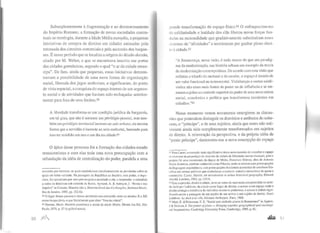Subseqüentemente à fragmentação e ao desmoronamento
do Império Romano, a formação de novas sociedades contra-
tuais se restringiu, durante a Idade Média européia, a pequenas
iniciativas de compra de direitos em cidades animadas pela
retomada dos circuitos comerciais e pela ascensão dos burgue-
ses. É nesse período que se localiza a origem do ditado alemão,
citado por M. Weber, e que se encontrava inscrito nas portas
das cidades germânicas, segundo o qual "o ar da cidade eman-
cipa". De fato, ainda que pequenas, essas iniciativas demons-
travam a possibilidade de uma nova forma de organização
social, liberada dos jugos senhoriais, e significaram, do ponto
de vista espacial, a conquista do espaço interno de um segmen-
to social e de atividades que haviam sido rechaçadas anterior-
mente para fora de seus limites.s9
A liberdade transforma-se em condição jurídica da burguesia,
em tal grau, que não é somente um privilégio pessoal, mas tam-
bém um privilégio territorial inerente ao solo urbano, da mesma
forma que a servidão é inerente ao solo senhorial, bastando para
isso ter residido um ano e um dia na cidade.60
O ápice desse processo foi a formação das cidades-estado
renascentistas e com elas toda uma nova preocupação com a
refundação da idéia de centralização do poder, paralela a uma
concedia por decretos, os quais estabeleciam simultaneamente as províncias sobre as
quais ele tinha validade. Na passagem da República ao Império, este poder, o impe·
riwn, foi apropriado por uma personagem e associado a ela. o imperador, e estendido
a todos os dorrúnios sob controle de Roma. Aymard, A. & Auboyer, J. "Roma e seu
Império" in Crouzet, Maurice (dir.), História Geral das Civilizações, Benrand Brasil,
Rio de Janeiro, 1993, pp. 152·63.
59 O lugar dessas pessoas e dessas atividades era conhecido entre os séculos X e XII
como burgusforis, o que literalmente quer dizer "fora da cidade".
60 Pirenne, Henri. História eco11ômica e social da Idade Média. Mestre Jou Ed., São
Paulo, 1978, p. 57 (o grifo é nosso).
)•rande transformação do espaço físico.61 O enfraquccimclllo
da solidariedade e lealdade dos clãs liberou novas forças fun-
dadas na racionalidade que gradativamente substituíram esses
sistemas de "afinidades" e terminaram por ganhar pleno direi-
lo à cidade.62
"A Renascença, nessa visão, é nada menos do que um paradig-
ma da modernização, sua história urbana um exemplo da teoria
da modernização contemporânea.De acordo com esta visão que
enfatizao triunfo do racional e do secular, o espaço é dotado de
um valor funcional ou instrumenlal. Vizinhanças e outras subdi-
visões não eram mais fontes de poder ou de influência e se tor-
naram sujeitas ao controle superiordo poder de uma nova ordem
social, econômica e política que Iransformou residentes em
cidadãos."63
Nesse momento vemos novamente emergirem as discus-
sões que pretendem distinguir os domínios e atributos do sobe-
rano, o "príncipe", e de seus sujeitos, ainda que esses não esti-
vessem ainda sido completamente transformados em sujeitos
de direito. A reinvenção da perspectiva, e da própria idéia de
"ponto príncipe", demonstra-nos a nova concepção do espaço
(oi Para Carter. o exemplo mais significativo dessa nova maneira de conceber o espaço
se encontra na proposição do desenho da cidade de Sforzinda (assim chamada, pois o
projeto foi uma encomenda do duque de Milão. Francisco Sforza), obra de Antonio
Pietro Avertino, também conhecido como Filarete, onde se entrecruzam preocupações
da linguagem arquitetônica, com preocupações funcionais acrescidas de uma base filo-
sófica em termos políticos que simbolizam o controle central e autocrático de quem a
construiria. Curter. Harold. An introduccion to urban historical geography, Edward
Amold, Londres, 1983, pp. Ll 5·6.
62 Essa expressão, direito à cidade, deve ser antes de mais nada compreendida no senti-
do dado por Lefebvre, da cidade como lugar do direito, o acesso a um espaço O[Ide o
direito protege a existência do indivíduo contra os poderosos, o acesso à cidade signi-
ficando assim a passagem de um sujeito de um senhor a um sujeito de direito. Henri
Lefebvre. Le droir à la ville, Editions Anthropos, Paris, 1968.
6) Muir. E. &Weissman, F. E. "Social and simbolic places in Renassence" in Agnew,
J & Duncan, J. The power ofplace - Bringing rogecher geogmphical and sociologi-
ca/ imaginatior1s, Cambridge University Press, Cambridge, l989.p. 81.
 