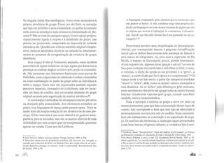 fia singular criam elos ontológicos, vistos como necessários à
própria existência do grupo. Como nos diz Said, na narração
que liga um território a uma comunidade, os apelos ao passado
estão entre as estratégias mais comuns na interpretação do pre-
sente.SI Não se trata de qualquer espaço, há um espaço próprio,
organicamente ligado à origem e à identidade do grupo, que
precisa ser preservado, conquistado ou depurado do controle
estranho a ele. Quando esta volta ao território original é impos-
sível, torna-se necessário recriá-lo ou refundá-Jo simultanea-
mente ao processo de reorganização da estrutura do grupo
identitário.
Esse espaço é não só fortemente marcado, como também
preenchido de signos inclusivos, ou seja, signos que demarcam a
presença ou controle daquele território pelo grupo ou comunida-
de. Não raramente ritos iniciadores funcionam como provas de
fidelidade, comojulgamentos de submissão àordem comunitária
ou como confirmação do poder do grupo sobre os indivíduos e
sobre o espaço. Esses ritos são organizados também segundo
percursos espaciais, carregados de simbolismo, seja em incur-
sões em áreas de conflito, seja em estadias afastadas do grupo
01iginal ou ainda pela organização de roteiros iniciáticos.82
A simbologia é definidora de um espaço comum, privativo
ou desejado pela comunidade. Aos elementos estranhos ao
grupo, essa linguagem do espaço pode parecer opaca. Trata-se
muito mais da simples notação de um domínio ou de uma pre-
sença. O fato marcante é que esses símbolos só ganham trans-
parência para os iniciados, mas são os marcos efetivos de uma
visibilidade que nem sempre quer ser compreendida, querendo
apenas ser notada. Como nos diz Lefebvre,
81 Said, Edward. Culture and imperialism, Vintage, Londres. 1994, p. XII.
82 Balandier chama isso de abundância simbólica. Ele descreve, por exemplo, o
cammho que o soberano de Mossi, em Burkina Faso, deve seguir antes de ser entro-
nizado. Balandier, Georges. O contorno: Poder e modernidade, Bertrand Brasil, Rio
de Janeiro, 1997, p. 95.
64 )lflf
A linguagem compreende, pois, sistemas que se encélixam c qlll.:
não podem se fechar. A vida cotidiana exige uma perpélua tra-
dução em linguagem corrente desses sistemas de signos que são
os objetos que servem à habitação, às vestimentas, à alimenta-
ção. Aquele que não sabe traduzi-los é um ignorante ou um es-
trangeiro",83
Percebemos também uma simplificação na hierarquia ter-
ritorial, que corresponde mesmo à pequena estratificação
social que se define basicamente pela presença de líderes e
pela massa de integrantes, ou, para usar a expressão de Da
Matta, o espaço se hierarquiza pouco, porém fortemente.
Ainda segundo ele, algumas áreas (praças e adros) "servem de
foco para a relação estrutural entre o indivíduo (o líder, o santo,
o messias, o chefe da igreja ou do governo) e o 'povo', a
'massa', a coletividade que lhe é oposta e o complementa".B4 O
espaço tende a ser lido assim a partir das categorias absolutas
"nosso" e "deles", aliás, como os demais valores associados a
essa dinâmica. Ao se definir pela diferença e pelo contraste,
esses movimentos têm êxito em apagar todas as outras fraturas
internas virtualmente expostas pelo grupo, criando uma forte
unidade, coesa e monocromática.
Toda a oposição é externa ao grupo e deve ser mais ou
menos permanente, para que haja a manutenção desses laços de
coesão. Isso corresponde a dizer que esse tipo de identidade é
necessariamente movido pela arte do conflito. Estas caracterís-
ticas são estruturantes na construção e na reprodução do espa-
ço. Os conflitos são territoriais, e, ainda que sejam apresentados
como lutas étnicas, religiosas culturais, a verdadeira luta é terri-
'
83 Le~ebvre.' Henri. "Introduction à l'étude de !'habitat pavillionn~c", in Habitat
pavtlilonnatre, Haumont, N.; Raymond, H. (org.), Editions du C.R.Ú, Paris, 1967.
84.Da Matta, Roberto. A casa e a rua. Ed. Guanabara, Rio de Janeiro, 1987, p. 47.
Amda segundo ele, "no caso das cidades brasileiras, a demarcação espacial (e social)
se faz sempre no sentido de uma gradação ou hierarquia entre centro c periferia, dcn·
tro e fora. Para verificar isso. basta conferir a expressão brasileira "centro da cidudc",
idem, p. 34.
 