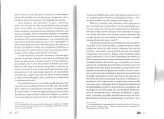 sala do trono, em torno do qual se situavam as outras depen-
dências da moradia real, que abrigavam, justapostas a ela, a
residência dos chefes militares e dos dignitários do palácio.
Esses domínios eram murados e, em geral, construídos
sobre uma elevação de onde era possível controlar a região
plana circunvizinha. Em torno do palácio, espremiam-se os
outros moradores, dispostos em uma estrutura labiríntica, uma
espécie de dédalos, muito densamente ocupados, em aparente
desordem, com inúmeras passagens e vielas. Assim, nesse tipo
de estrutura, a lei espacial fundamental é a de concentração em
tomo de um ponto que congrega todo o valor e prestígío.88 Já
houve quem comparasse esse modelo à imagemda pirâmide, e,
de fato, em algumas cidades pré-colombianas do México, a
divisão social se rebatia sobre o plano horizontal em perfeita
simetria com os andares desse tipo de construção.
O mais importante a perceber, no entanto, é que esse agru-
pamento de pessoas, sua união e seus laços são definidos pela
leitura de uma origem e destino comuns. No caso micênico,
por exemplo, tratava-se de clãs, reunião de famílias, que supu-
nham ou, pelo menos, aceitavam compartilhar o culto de um
mesmo ancestral. É nesse sentido talvez que possamos com-
preender essa lei de concentração espacial e de densidade da
ocupação, pois, quanto mais perto do núcleo de onde emanam
os traços distintos do grupo, mais se reafirmam a continuidade
e o pertencimento a ele.
Ao contrário do que às vezes é dito, não há uma desordem
espacial nesses estabelecimentos, havendo, sim, uma forma
quase orgânica de agenciamento do espaço. Em grande parte
do mundo antigo, o centro das aglomerações possuí uma forma
geométrica, compreendendo o palácio, os templos e os jardins,
e em torno deles se desenvolviam as moradias das pessoas
88 Para mais detalhes sobre a organização do espaço nesse perfodo, ver tamb~m,
Owcns, E. J. The city in Greek and Roman world, Routledge, Londres, 1991, especial-
mente os capítulos Il e VIII.
68 )lf1i
comuns, sem qualificação social e sem posição espacial defi 11i
da, seguindo apenas o tropismo do prestígio do centro e a di rc-
renciação estabelecida pela distância em relação a ele.
Todavia, o exemplo mais eloqüente e mais conhecido de
uma sociedade não-contratualista e de sua organização espa-
cial nos é dado, sem dúvida, pela cidade medieval. Esta deno-
minação, porém, recobre situações muito diferentes no espaço
e no tempo. De forma muita sucinta, podemos distinguir três
grandes épocas com características bem distintas e variando
bastante de uma área para a outra.89
A primeira corresponde aos assentamentos urbanos entre os
séculos III e vm. Nesse período, as cidades medievais corres-
pondero ao núcleo da urbe romana, fortemente limitada por
muralhas, construídas com as pedras retiradas dos antigos
monumentos. As invasões e saques, muito freqüentes nessa
época, renovavam a idéia de urna comunidade que deveria se
fechar ao perigo externo e contar fundamentalmente com a soli-
dariedade imediata do próximo, que compartilhava a mesma
situação de insegurança geral. Os bispos, beneficiando-se do
desaparecimento das antigas autoridades dos magistrados, subs-
tituíram-nos na administração dessas cidades, exercendo inclu-
sive o poder de justiça. Seguindo a orientação dos concílios do
século IV, cada cidade deveria ter seu bispo, e sua esfera de po-
derdefinia um território municipal. Mais tarde, as mudanças eco-
nômicas e sociais exigiram uma hierarquiamais complexa. Era
necessário, para a afirmação da nova hegemonia institucional
da Igreja Católica, estabelecer umahierarquia socioespacial que
fosse aplicada de forma geral, mas que guardasse simultanea-
mente a proximidade com as diferentes localidades. As paró-
quias, controladas por padres, transformam-se assim na verda-
deira unidade elementar de admj
1
nistração do território. Essa
i
I
89 Para mais detalhes sobre essa periodizá(ão, ver, por exemplo, Barel, Yves. La ciu
dad medieval: Sistema social - Sisrema urbano, Instituto de EsiUdios de
Administracion Local, Madri, 1981.
 
