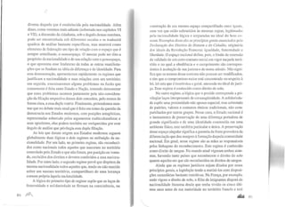 •
diversa daquela que é estabelecida pela nacionalidade. Além
disso, como veremos mais adiante (sobretudo nos capítulos VI
e VII), a discussão da cidadania, sob o ângulo dessas matrizes,
pode ser encaminhada sob diferentes escalas e se traduzirá
quadros de análise bastante específicos, mas manterá como
elemento de federação um tipo de relação com o espaço que é
sempre semelhante, o nomoespaço. O mesmo pode ser dito a
propósito da nacionalidade e de sua relação com o genoespaço,
o que aproxima esse fenômeno de todas as outras manifesta-
ções que se fundam na idéia de diferença e de identidade. Para
esta demonstração, apresentamos rapidamente os regimes que
justificam a nacionaJidade e suas relações com um território;
em seguida, examinaremos alguns problemas na fusão que
comumente é feita entre Estado e Nação, tentando demonstrar
que estes problemas ocorrem justamente pela não-considera-
ção da filiação respectiva desses dois conceitos, pelo menos de
forma clara, a essa dupla matriz. Finalmente, pretendemos mos-
trar que no debate mais atual que é feito em torno da questão da
democracia nos Estados modernos, com posições antagônicas,
representadas sobretudo pelos argumentos multiculturalistas e
seus opositores, elas podem também ser enriquecidas por esse
ângulo de análise que privilegia essa dupla filiação.
As leis que deram origem aos Estados modernos seguem
globalmente duas lógicas e dois regimes na atribuição da na-
cionalidade. Por um lado, no primeiro regime, são reconheci-
dos como nacionais todos aqueles que nasceram no território
controlado pelo Estado e que não foram, por punição ou vonta-
de, excluídos dos direitos e deveres conferidos a essa naciona-
lidade. Por outro lado, o segundo regime prevê que dispõem da
mesma nacionalidade todos aqueles que, tendo ou não nascido
sobre um mesmo território, compartilham de uma herança
comum própria àquela nacionalidade.
A lógica do primeiro tipo de regime supõe que os laços de
fraternidade e solidariedade se firmam na coexistência, na
84 A
construção de um mesmo espaço companilhado entre iguais,
uma vez que estão submetidos às mesmas regras, legitimadas
pela racionalidade lógica e amparadas no ideal do bem co-
mum. Exemplos disso são os princípios gerais enunciados pela
Declaração dos Direitos do Homern e do Cidadão, originária
dos ideais da Revolução Francesa: igualdade, fraternidade e
liberdade. O espaço nacional define, pois, o limite de extensão
da validade de um ce1to contrato social em vigor naquele terri-
tório e no qual a obediência e o cumprimento são correspon-
dentes à aceitação de sua justeza e de nossa adesão. Não signi-
fica que os termos desse contrato não possam ser modificados,
e sim que o compromisso maior está concentrado no respeito à
lei, lei esta que é isonômica e geral, ancorada no ideal de justi-
ça. Esse regime é conhecido como direito de solo.
No outro regime, a lógica que o preside corresponde a pri-
vilegiar laços interpessoais de consangüinidade. A solidarieda-
de supõe uma proximidade não apenas espacial, mas sobretudo
de padrões, valores e costumes étnicos tradicionais, não com-
partilhados por outros grupos. Nesse caso, o Estado nacional é
o instrumento de preservação de uma diferença portadora de
grande significado e de uma identidade construída em uma
ambiente físico, este também particular e único. A preservação
desse espaço singular significa a garantia da fonte provedora da
diferenciação que deu margem àformação daquela comunidade
nacional. Em geral, nesse regime são as mães as responsáveis
pelas linhagens do reconhecimento. Este regime é conhecido
como direito de sangue. No mundo atual vigoram ambos siste-
mas, havendo tanto países que reconhecem o direito do solo
quanto aqueles em que são reconhecidos os direitos de sangue.
Ainda que os regimes jurídicos sejam ditados por esses
princípios gerais, a legislação tende a matizá-los com disposi-
ções secundárias bastante restritivas. Na França, por exemplo,
onde vigora o direito de solo, o filho de imigrantes disporá da
nacionalidade francesa desde que tenha vivido os cinco últi-
mos anos antes de sua maioridade no território francês e terá
 