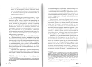 Existe uma política de respeito igual, embutida no liberalismo dos
direitos, que não é hospitaleira à diferença, visto que ela repousa
sobre uma aplicação uniforme das regras que definem esses direi-
tos, sem exceção, e uma vez que ela é bastante desconfiada em
relação aos anseios coletivos.I25
Os traços que marcam a distinção são variados e corres-
pondero a uma gama infinita de características que vão desde a
morfologia sexual, homens e mulheres, às manifestações da
sexualidade, homossexuais, femininos e masculinos, às classes
sociais, passando por etnias, religião, língua etc., diversidade
que pode ser acrescida também do caráter muito ambíguo de
algumas destas noções.J26 Cada uma dessas identidades exis-
tenciais, para se afirmar como autonomias, de':'em correspon-
der a um território, uma vez que, como já vimos, as diferenças
sociais significativas, para ser efetivamente vividas como dife-
renças, devem estar relacionadas a um espaço de distinção ou,
se preferirmos, de segregação.
O que o multiculturalismo não nos responde é como proce-
der a esse fracionamento do espaço para que ele corresponda
exatamente a essa multiplicidade de critérios, quando aliás
sabemos desde o início que essas identidades não são exclusi-
vas e se manifestam de fmma variada no tempo e no espaço.
Ele também não nos diz como é possível o reconhecimento, já
que essa conquista de direitos deve se passar em um espaço
público, estatuto este que o próprio particularismo, ao se afrr-
mar, está negando.
O segundo ponto problemático do multiculturalismo é a
confusão entre comunidade política cívica e comunidade cul-
tural. O apelo à idéia de democracia é paradoxal na medida em
12s Taylor, Charles, Multiculturalisme: Différence et démocratie, Champs Flam-
marion, Paris, 1994, p. 83.
t26 Mais uma vez, recomendamos a leitura de Hobsbawm, E., op. cit.• em que ele exa-
mina cada um desses critérios desconstruindo sistematicamente a pretendida objetivi-
dade desses recLJrsos.
96 )lll1
que estamos falando de comunidades fundadas em tradições,
em costumes, enfim, em valores, que muitas vezes se afirmam
c se nutrem pela oposição aos outros grupos. Como vimos, a
base do raciocínio democrático é, em última instância, a lei
estabelecida e baseada em um princípio de justiça que dificil-
mente se conjugaria com a afirmação de direitos diferentes a
grupos diferentes.l27
O terceiro ponto importante advém do fato de que esta
, identidade compartida entre membros de um grupo que se defi-
nem por suas diferenças foi e é uma estratégia ele luta eficaz e
muitas vezes libertadora. O nacionalismo, no início dos tem-
pos modernos, foi o instrumento que conquistou a liberdade ao
jugo das submissões originárias de tradições impostas à força
pelos grandes impérios. Ele foi o instrumento efetivo na desco-
lonização e é uma força atuante na criação de esferas mais ou
menos independentes na dinâmica atual da formação de gran-
des blocos políticos. As armadilhas, no entanto, são muitas.
A primeira é a ele não se saber até onde impor limites ao
reconhecimento das diferenças, uma vez que elas podem sem-
pre ser mobilizadas em níveis quase infinitos. Assim, os argu-
mentos que forjam uma unidade em um determinado momen-
to são os mesmos que podem precipitar uma progressiva frag-
mentação, uma vez que se trata de um reconhecimento funda-
do em uma percepção bastante circunstancial e subjetiva do
sentimento de unidade segundo variadas modalidades.J28 Este
raciocínio é, pois, uma tautologia. A segunda armadilha se
121 O segLJndo princípio da Teoria da Justiça de John Rawls, segundo o qual as desi-
gualdades só podem ser admitidas como juslas quando proporcionam benefício aos
membros mais desfavorecidos, dá margem à idéia de uma justiça distribuliva, no
entanto, este princ(pio de diferença está submetido às regras de base da teoria da jus-
liça, os quais concernem aos indivíduos e garantem, primeiramente, um direito igual
à liberdade para todos. Rawls, John. A Theory ofJustice, Havard University Pre~s.
Cambridge, 1971.
128 Ver a este respeito, Dieckhoff, Alain. La narion dans rous ses Érars, Flammuritm,
Pans, 2000, especialmente o cap. VII, "A temação seccionisla".
~ '1 /
 