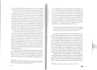 não como expressões fenomênicas puras, mas sim, conforme
recomenda Weber, como construções logicamente possíveis.
Por meio desse raciocínio poderemos também justificar a
utilização dos conceitos de Tonnies em nossos propósitos de
demonstrar que eles nos oferecem um quadro formal de análise,
que não é um quadro médio, não corresponde a nenhum caso
específico e nem tem a pretensão de responder a todas as ques-
tões relativas à organização espacial. Esse quadro pode ser,
entretanto, bastante útil na discussão das relações entre poder e
espaço ao distinguir formas de territorialidade, como aquele que
foi esboçado no estabelecimento das matrizes territoriais. Essa
tipologia pode também guiar a análise de casos específicos,
desde que a territorialidade seja sempre pensada necessariamen-
te em relação aos contextos sociais nos quais ela se constrói.
Nesse sentido, não se trata de tomar a idéia de nomoespaço
e de genoespaço como "estados" antitéticos do espaço, mas
sim como estratégias mobilizadas em momentos diversos e
contextos diferentes, que nos ajudam a compreender certos
processos socioespaciais. Diríamos que esta perspectiva se
aproxima da idéia de trama, em que os atores assumem deter-
minados comport~ehtos que só podem ser compreendidos
dentro da sequêiiêia do enredo e sem que os perfis dos perso-
nagens por eles desempenhados se esgotem nesses comporta-
mentos ou que estes tenham uma dimensão necessária na com-
posição da história. ISS
O sentimento de identidade e de pertencimento, por exem-
plo, embora subjetivo, tem sempre um sentido. Como tentamos
demonstrar, esta identidade é simultaneamente uma forma de
relação social e uma forma de representação espacial que
resulta em um certo tipo de territorialidade. Em outros termos,
158 Esta idéia de trama foi primeiramente desenvolvida por Latour. Veja, por exemplo,
Latour, Bruno. "Joliot: l'lústoire etla physique mêlées", in Éléments d 'lti.1toire des
sl'ienres, Serres, M. (org.), Bordas, Paris, 1991, pp. 493-514.
11 8 ~
t·ssa identidade não é um dado irredutível da realidade, mas
•.un uma construção, que associa de maneira vital e orgânica os
v111culos entre um grupo e seu território. Cada manifestação
deste tipo de territorialidade tem, no entanto, seus interesses,
-.uas propriedades e seu alcance definido em contextos que lhes
o.,ao próprios. A significação conferida e o tipo de discurso que
-.ustenta essa identidade socioterritorial podem ser a cada mo-
mento muito diferentes, como, aliás já havíamos dito. Etnia,
consangüinidade, religião, cultura etc. podem ser, juntos ou
separadamente, os elementos ativos desse discurso.
Oque nos interessa na conduta de um homem no seiodas relações
sociais é especificamente particularizadoem cada caso, segundo a
significação cultural específica da relação em questão.IS<J
Em termos muito simples, não é o fato substantivo de coa-
bitar um espaço, seja ele o de uma casa, de uma aldeia, de um
bairro ou de uma região, que pode nos levar a compreender o
fenômeno da identidade territorial, mas sim a significação que
essa contigüidade espacial ganha dentro de um contexto espe-
cífico. As formas como esta identidade é vtvida, como ela é
representada para aqueles que fazem parte do grupo ou para os
que se situam exteriormente a ele correspondem a imagens que
têm operacionalidade para a mobilização social. A pergunta a
ser feita não é, pois, o que é a identidade territorial comunitá-
ria, como se a resposta pudesse transcender todos os contextos
e pudesse afirmar um sentido essencial ao fato de coabitar.
A pergunta deve ser o que significa, em um dado momento,
em uma dete1minada situação, manifestar-se uma solidariedade
construída em torno de uma vizinhança ou de um espaço que
qualifica as pessoas como semelhantes. Essa questão pode se es-
tender e inquirir a propósito das estratégias de controle e dorni-
159 Weber, M. Essais sur la théorie de la scie12ce, Plon, Paris, 1965, p. 178.
... 119
 