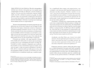 espaço definido por essas dinâmicas. Elas não correspondem a
nenhum caso concreto e não podem por isso traduzir toda a
complexidade envolvida em diferentes contextos históricos e
espaciais. São, por assim dizer, idealizações, exageros, simplifi-
cações, mas têm a utilidade de produzir um quadro de análise
coerente e lógico de determinadas manifestações fenomênicas.
Seu uso aqui neste trabalho se aproxima da idéia de tipo-ideal da
proposta metodológica weberlana e é somente nesse sentido que
nossas matrizes devem ser compreendidas.IG3
Iniciamos esta apresentação das matrizes propondoqueima-
ginássemos que haveria duas formas de ser do espaço ou duas
formas de ser-no-espaço, mutuamente exclusivas. Gostaríamos
de finalizar propondo exatamente o inverso, ou seja, que vislum-
bremos essas duas formas como coexistências, no tempo históri-
coe na atualidade, na área de uma praça ou na metrópole, coexis-
tindo no seio de um mesmo grupo ou na vida de um mesmo indi-
víduo. O recurso de separá-las serve para vê-las unidas de uma
forma melhor, fora do caos das singularidades excepcionais.
O homem que trabalha, vota, paga impostos e circula
como cida4ão pela cidade pode ser o mesmo que nos domingos
se reúne domos seus companheiros de torcida e se dirige uni-
formizáêÍo ao estádio, ocupando e disputando com os adversá-
rios os ônibus, as ruas e determinados lugares no estádio; ou se
veste de tagger e reúne seu grupo de pichadores e recobre à
noite, talvez, os mesmos muros por onde passou de dia, com
suas mensagens cifradas. O caminho, ou o tenitório, que o leva
ao trabalho pode ser semelhante àquele que o conduz ao está-
163 Nada há de inovador nesse uso, uma vez que alguns comentadores da obra de
Weber já ressaltaram a inspiração que a tipologia de Tonnies pode ter despertado na
proposição weberiana da construção de tipos·ideais. Veja, por exemplo, Freund, J., A
Sociologia de Max Weber, Forense, Rio de Janeiro, I970, e Aron, R. Les écapes de la
/)l!lt.>ét: sociologique, Gallimard, Paris, I967.
122 ft~
dio; a significação desse espaço, seu comportamento, suas
estratégias e seus interesses nele é que são fundamentalmente
diferentes nas duas situações. Cidadão e membro de uma
"tribo" convivem na mesma pessoa sem que haja necessaria-
mente distúrbios de personalidade. A mesma praça que de dia
é um território de descanso e amenidade do espetáculo da vida
pública pode, à noite, transformar-se em terreno de urna gan-
gue em luta contra a polícia.t64
Percebemos a distinção dos comportamentos mas ainda
assim esses comportamentos díspares podem se abrigar em
uma mesma pessoa ou em um mesmo grupo. Da mesma forma,
pode não haver diferença dos objetos espaciais, mas há a praça
pública e a praça de guerra. As diferenças estão na significa-
ção. Seria mais fácil se uma mudança de comportamento esti-
vesse sempre associada a uma forma, ejustamente por ser mais
fácil é que alguns de nós insistem em criar morfologias expli-
cativas. Fazemos nossas as palavras de Geertz:
Acreditando, como Max Weber, que o homem é um animal
amarrado a teias de significados que ele mesmo teceu, assumo a
cultura como sendo essas teias e a sua análise; portanto, não
como uma ciência experimental em busca de leis, mas como
uma ciência interpretativa, à procura de significados.J65
Poderíamos substituir a palavra cultura pela palavra espa-
ço, e a ciência interpretativa em pauta seria então a geografia.
Acreditamos, pois, que nossas matrizes podem interpretar cer-
tos comportamentos territoriais, tanto o do cidadãoquanto o do
membro tribal, sem que precisemos, para isso, considerar que
se tratam de duas pessoas distintas. A distinção é, antes de
164 Veja esse respeito também a descrição da complexa dinâmica social de urn j'oirail
(praça do mercado} feita por Corbin, A. Le vil/age des cannibales, Champs·
Flammarion, Paris, 1996.
t65 Geertz, C. A interpretação das culturas, Zahar Eds., Rio de Janeiro, 1973, p. 15.
a&IJ.t 123
 