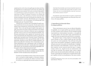 questão persiste sob a forma da significação dos limites do Esta-
do. Perguntamos se a democracia é ainda hoje uma questão que
se define na escala nacional. Se é assim, em nome de que precei-
to se justificariam os direitos de ingerência, como o que vemos
atuar hoje nos Bálcãs? Os direitos do homem e do cidadão são
universais; então, o que delimitam as fronteiras nacionais? Sem
dúvida caminhamos para uma flexibilização do sentido das fron-
teiras dos Estados nacionais, flexibilização que é em grande
parte econômica e que recentemente tem demonstrado uma
estratégia para agir em grandes blocos.
O desafio de se construir uma Comunidade Européia reco-
loca os problemas dos recortes espaciais. Um dos mais incett os
debates trata exatamente da visão da grade espacial dessa nova
unidade. Trata-se de uma Europa de regiões como querem al-
guns, para quem essa é única maneira de produzir uma redistri-
buição de recursos e diminuir a diferença entre as populações
que nela vivem; ou trata-se de uma federação de Estados, uni-
dos para potencializar certos aspectos do crescimento econô-
mico, mas mantendo uma independência política e cultural, em
grande parte ancorada nessas fronteiras estatais? Finalmente,
seria uma Europa dos locais, que ganhariam cada vez mais
autonomia, baseada em uma idéia de cidadão-habitante? Ao
aprovar esta idéia não estaríamos talvez renunciando aos pre-
ceitos redistributivos que legitimaram a ação do Estado, ou
seja, esta autonomia não seria o veículo para uma competição
entre locais e que reproduziria no final uma desigualdade con-
tra a qual o discurso democrata procura lutar?
Como vemos, os debates não se esgotaram, e a impotiân-
cia da dimensão física da idéia de cidadania também não. Po-
deríamos concluir fazendo nossas estas palavras:
O mundo dos fatos históricos mostra os laços históricos tecidos
entre a construção da cidade européia e a construção e legitima-
ção progressiva dos princípios dos direitos dos homens. Pode-
mos mesmo nos surpreender desta estranha ausência de estudos,
deste lapso do pensamento, que evacua os requisitos espaciais du
problemática. Os direitos do homem estão na origem do rato
urbano, não como um acidente histórico, mas como uma neces-
sária estrutura espacial e sociaJ.217
Examinemos agora brevemente um ponto crucial dessa
idéia de cidadania transportada para uma dimensão física coti-
diana, a do espaço público.
A importância da dimensão física:
Os espaços públicos
Vimos anteriormente como na base da idéia de liberdade e
de igualdade, de um regime político que pretende estabelecer
um valor isonômico entre as pessoas, há uma condição espacial
importantíssima e absolutamente necessária, a concepção de
um espaço público. Em torno desta noção, aparentemente tão
simples, há certas incompreensões que devem se comentadas.
Em primeiro lugar, a forma negativa de definição larga-
mente utilizada, ou seja, é público aquilo que não é privado,
não parece ser muito apropriada. Esta definição não pode
suprir nossas necessidades conceptuais e tampouco pode ser
utilizada como uma forma prática de identificação. A ambigüi-
dade de fronteiras assim delimitadas, somada ao fato de tam-
bém existirem outros estatutos possíveis para o espaço,
comum, coletivo etc., impede-nos de nos satisfazermos com
esse tipo de raciocínio. Em segundo lugar, tomar o espaço
púbHco como uma área juridicamente delimitada, ou seja, ape-
lar para o texto legal que regulamenta a existência desses espa-
ços, significa inverter os procedimentos. Em outros termos,
217 Ansay. P. & Schoonbrodt, R. Penser la ville: C/wix de rextes pl!ilosophiqfles, AAM
Editions, Bruxelas, 1989. p. 40.
 