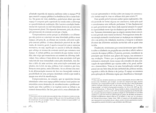afinidade repartida de maneira uniforme sobre o espaço.228 O
que constrói o espaço público é a obediência à lei e a seus limi-
tes. Do ponto de vista simbólico, poderíamos dizer que esse
espaço é composto pelo espetáculo da tensão entre a diferença
e a possibilidade de coabitação. Ele é assim a condição funda-
mental de expressão da individualidade dentro de um universo
forçosamente plural. Ele depende diretamente, pois, da afirma-
ção permanente do contrato social que o funda.
Compreendemos assim porque as afinidades e as diferen-
ças não podem se constituir em uma identidade política nesse
espaço, sob pena de, ao afirmar seu controle, subverter o pró-
prio estatuto público. A única identidade possível de ser afir-
mada, de maneira geral, é aquela compatível com a natureza
normativa, ou seja, aquela que se associa à idéia de cidadão,
que reforça os termos do contrato social que estrutura esse
espaço. A cultura pública, ao contrário do que muitas vezes é
dito, não exige que renunciemos ao estatuto da diferença indi-
vidual. Esta cultura é fruto direto de uma sociedade civil que
nada tem de uma comunidade coesa pela identidade, mas tra-
duz a idéia de uma societas, uma associação contratada por
aliados; ela é civil, ou seja, política; é um contrato e, por isso,
firma-se entre partes, entre diferentes. Ao se afirmar esta esca-
la de diferenciação estamos de fato nos insurgindo contra a
possibilidade de uma perigosa identidade coletiva que tende a
apagar esse nível de manifestação.
Compreendemos, no entanto, que as aparições dessas
identidades sobre esse espaço público muitas vezes podem ser
entendidas como demandas de reconhecimento e problemati-
zações que vêm a público e se expõem assim ao debate e ao
controle democrático. De fato, para existir, essas afinidades de-
228 Nem todos estão de acordo com esse ponto de vista. c há algumas tentativas de con-
ciliar a idéia d~ comunidade à d~ espaço público. por meio da requalificação da idéia
de comunidade. Ver. por exemplo. Tassin, E."Espace commum ou espace public?", in
1/ermes. r1> ID. 1991, pp. 23·37.
1(iG ,nnf
vem ser apresentadas e vividas sobre um espaço de comunica-
ção; tentam negá-lo, mas se utilizam dele para existir.229
Esse grande painel tem um caráter quase exploratório. Ele
não pretende de forma alguma ser conclusivo, razão pela qual
o consideramos uma reflexão preliminar. O fato fundamental
ao qual gostaríamos que fosse dada especial atenção é o papel
da espacialidade nesse tipo de dinâmica que envolve a cidada-
nia. Tentamos demonstrar que na origem mesma desse concei-
to está gravada uma matriz territorial. Prosseguimos nossa de-
monstração tentando correlacionar as mudanças na compreen-
são e na prática da cidadania moderna a imagens e arranjos
diversos nas diferentes unidades territoriais sob as quais essa
incidia.
Finalmente, terminamos por tentar demonstrar que o deba-
te sobre a cidadania na geografia nos convida a refletir sobre o
conceito de espaço público. É preciso, portanto, reconhecer os
princípios que fundam esse gênero de espaço, sua estrutura e
sua evolução. Vimos que os princípios fundamentais que
orientam a construção desse espaço são extraídos de uma con-
cepção de espacialidade que repousa sobre a lei, geral, unifor-
me e democrática. Trata-se de uma formalização social que
possui em sua base uma divisão tenitorial das práticas sociais,
seguindo a idéia de direito e de justiça. O espaço se estrutura
pela aplicação de diferentes regras que classificam e hierarqui-
229 Mais uma vez, devemos assinalar que existem compreensões diversas sobre esse
mesmo tema. Berdoulay, por exemplo. por meio da categoria de lugar, procura
demonstrar que o espaço público pode se articular sem oposição 11 idéia de identidade
coletiva, definida sobretudo pelo viés da cultura. Veja Berdoulay, V. "Le licu et
!"espace public", in Cahiers de géographie du Québec, vol. 41, m 114, 1997, pp. 301-
9,ou ainda Berdoulay, V. Morales, M. "Espace public et culture: slrategies barcelonai-
scs", in Géographie e/ cultures. m29, 1999. No âmbito propriamente da filosofia polí-
tica, há quem veja nessa complexa questão da relação do individualismo na sociedade
moderna c o papel da cultura na conformação de grupos de afinidade um paradoxo
fundador do liberalismo clássico (Mesure, S. & Rcnaut, A. A/ter ego. Les paradoxt'.'
de l'identilé démocratique, Aubier, Paris, 1999.) A tentativa aí é de também apontar
para uma possível convergência desses valores; porém, tendem a predominar no pano-
rama global as posições irredutíveis que sublinham suas diferenças.
 
