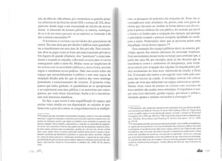 ção, da idéia de vida urbana, que construíram os grandes proje-
tos urbanísticos do final do século XIX e começo do XX, desa-
parecem, dando lugar a um emaranhado de balcões de merca-
dorias. A dimensão do homem público se estreita, restringin-
do-se à de um mero passante ou no máximo se limitando à de
um eventual consumidor.238
O fenômeno é correlato nas atividades dos guardadores de
carros. Em uma área que por direito é pública esses guardado-
res a transformam em uma área de fato privada. Para estacio-
nar, deve-se pagar como se fosse um estacionamento privativo.
Em lugares de grande afluência, eles "autorizam" o estaciona-
mento e ocupam as calçadas, colocando acessos para os carros
conseguirem subir o meio-fio. Muitas vezes se vangloriam de
ter acertos com as autoridades públicas e, dessa forma, recriam
regras e constituem novos poderes. Tudo isso ocorre sobre um
espaço que presumidamente é público e tem suas regras de
ocupação ditadas pela lei, que na maioria das vezes restringe
justamente o estacionamento de veículos. À primeira vista,
parece que todos ganham, os guardadores ao se apropriarem
e ao explorarem uma área pública, e os motoristas por conse-
guirem, por meio desse mecanismo, burlar a lei e maximiza-
rem seus interesses imediatos.
De fato, o que ocorre é uma requalificação do espaço, que
muitas vezes resulta em sua degradação: as calçadas se que-
bram com o peso dos carros, os congestionamentos se multipli-
238 É natural que nas sociedades extremamente desiguais, como é o caso da sociedade
brasileira, o papel do consumo e a demonstração do poder aquisitivo atuem como ele-
mentos de distinção social e que sejam concebidos como correlatos à expressão dos
direitos cidadãos. Nesse sentido, consumidores e cidadãos se confundem no imaginá-
rio social. Isso explicaria o fato de uma grande parcela da população menos favoreci-
da fazer tantos esforços para acompanhar o padrão de consumo das classes médias
altas e que, muitas vezes, os roubos praticados tenham como móvel o acesso a deter-
minados produtos que identificam qualidade ou preço alto (tênis, moclúlas, relógios
etc. todos de marcas precisas e valorizadas socialmente). A propósito do tema sobre a
possibilidade de que o consumo possa implicar uma nova forma de construçãoda cida-
dania, veja Canclini, Nestor G. Coi!Sumidores e cidadãos, Ed. UFRJ, Rio de Janeiro,
1995.
1 /8 ,nnJ
cam, as passagens de pedestres são ocupadas etc. Estas são as
conseqüências mais imediatas; há, porém, toda uma gama de
efeitos que não pode ser medida de forma direta e que diz res-
peito à prática cotidiana da vida pública, do contrato que prevê
a forma e os limites para a ocupação dos espaços, que protege
o patrimônio comum e procura assegurar igualdade de condi-
ções a todos. Poderíamos dizer que se processa assim uma
degradação moral desses espaços.239
Essa ocupação dos espaços públicos não é, no entanto, pri-
vilégio apenas dos setores informais da sociedade brasileira.
Nem necessitamos recuar muito no tempo para constatar que, a
partir dos anos 80, por exemplo, atrás de um discurso que se
manifestava contra o sentimento de insegurança, uma verda-
deira corrida pela ocupação das calçadas foi lançada pelos pré-
dios residenciais da área mais valorizada da cidade, a Zona
Sul. O exemplo não tardou a ser seguido mais tarde pelo con-
junto dos bairros da cidade. A estratégia consiste em colocar
grades de ferro que delimitam um espaço adicional ao prédio.
Muitas vezes vasos de plantas ou colunas com correntes de
ferro também são usados nessa estratégia. O importante é ocu-
par uma área adicional, ganhar espaço, privatizar o público,
deixando apenas o mínimo necessário à circulação.24
0
239 Encontramos aqui numerosas analogias com a descrição feita por Goheen da dinâ-
mica do centro da cidade de Toronto, no século XIX. Gohccn, Pctcr, G. "Negociating
access to public space in mid-nineteenth century Toronto", Joumal of Historical
GeografJhy, 20, 4, 1994, pp. 430-49; e "The ritual ofthe strcets in mid-nineteenth-cen-
tury, Toronto, Environment anil Plwzning 1): Society mui space, vol 11, 1993,
pp. 127-45.
2411 É interessante perceber que essa parcela da população, classe média metropolitana,
foi aquela que mais protestou contraas privatizações das empresas públicas efetuadas
recentemente. O paradoxal nisso tudo é que o espaço público não é identificado como
bem público, mas sim como um terreno exposto à conquista dos particulares. Como
muito bem assinalou um jornalista: esta parcela da população "aceita sem reclamar
que se privatizem propriedades muito mais públicas do que uma estatal de mineração.
1s calçadas por onde anda, por exemplo. Para privatizá-las, qualquer esquina serve de
comitê ao neoliberalismo selvagem". Corrêa, Marcos Sá, Revista Veja, 9 de julho de
1997. p. 21.
~ 179
 