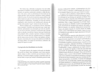 Em muitas ruas, sobretudo as pequenas vias sem saída,
disseminou-se também o uso de barreiras, comseguranças par-
ticulares, em guaritas controlando a entrada e a saída das pes-
soas e dos carros, como se estivéssemos de fato diante de um
espaço privado, onde seria lícito estabelecer critérios diferen-
ciados de acesso. Os ritos de invasão dos espaços públicos são
muito numerosos para ser todos descritos neste breve relato:
condomínios clandestinos, ocupações em áreas de reserva,
ampliações sobre domínios non aedifincandi, aberturas de
janelas sobre paredes "cegas", muros em área de recuo etc.
Muitos também são os expedientes móveis utilizados
nessa ocupação. Caminhões que estacionam para vender mer-
cadorias, apresentando suas promoções por meio de microfo-
nes em níveis altíssimos, pequenos comerciantes que colocam
sobre as calçadas mercadorias e bancas, bares que estabelecem
uma projeção sobre a calçada e passam a utilizar as mesmas
como uma extensão física do estabelecimento.24I A degrada-
ção do espaço nessas invasões é física, mas também, em gran-
de parte, construída pelos usos que são substitutivos à idéia de
um espaço público, um espaço de convivência e, sobretudo, um
espaço de respeito ao outro.
A progressão das identidades territoriais
O segundo processo diz respeito à afirmação de identida-
des sociais na cidade. Essa identidade, como vimos anterior-
mente, traduz-se sobre o território por um discurso sobre a
diferença. O território próprio ao grupo é concebido como um
terreno onde as regras que fundam a identidade gozam de uma
241 Em uma publicação recente, Yázigi faz um verdadeiro "inventário" das atividades
c dinâmicas que ocupam ou atravessam os espaços das calçadas, na cidade de São
Paulo. A esse respeito, veja: Yágizi, Eduardo. O mundo das calçadas, Humanitas,
FFLCH, São Paulo, 2000.
180 )1ll1
absoluta e indiscutível validade. A predominância do nível
coletivo é total, e a oposição e a diferenciação são estabeleci-
das em relação àfigura de um outro, que é exterior ao grupo.
O espaço é, sob essa dinâmica, sempre objeto de conflitos,
pois estabelecer um território de domínio de um grupo signifi-
ca a afirmação de sua diferença em oposição aos demais. Esse
fenômeno é também conhecido como tribalização e é em parte
0 responsável pela transformação da imagem da cidade con-
temporânea. Hoje, o espaço fragmentado nas divisões impos-
tas por esses grupos de afinidade se ajusta ao que alguns geó-
grafos denominam de metrópole pós-moderna. Ela traduz a
idéia de mosaico, de unidades independentes justapostas.
Trata-se da própria negação do conceito anterior de cidade,
unitária, coesa e hierarquizada por funções, classes ou usos,
em benefício de uma noção de simples ajuntamento demográ-
fico, a aglomeração.
Muitos fenômenos espaciais estão diretamente associados
a esse tipo de manifestação. No Rio de Janeiro, por exemplo,
grupos de jovens organizam-se em gangues territorializadas e
procedem a verdadeiras incursões sobre a "área inimiga".
Comunidades evangélicas colonizam praças, ocupando-as com
pastores e sacerdotes, utilizando microfones, acompanhados
por seus seguidores. Nas favelas, narcotraficantes dominam
completamente o espaço, estabelecendo um rígido controle e
acesso. As entradas são vigiadas, as lajes das casas mais bem
posicionadas são apropriadas, para a partir daí instaurar uma
vigilância quase absoluta da circulação. Trata-se de territórios
fechados, onde o acesso é discricionário. Estabelecem um
poder local, controlam as associações de moradores e reforçam
um discurso do tipo comunitário como uma estratégia para for-
talecer suas posições e seu domínio. A escolha da localização
nas praias se faz, em grande parte, segundo áreas predefinidas
por grupos identitários. A freqüência aos populares bailesfu~k
também possui sempre uma predefinição das galeras envolvi-
das, as quais ocupam determinados circuitos da circulação
.... 181
 