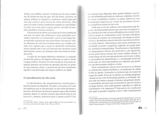 urbana, ruas, ônibus e acessos. O mesmo ocotTe com as torci-
das de futebol em dias de jogo. Em São Paulo, inclusive, os
poderes públicos já chegaram a estabelecer roteiros para que
não haja conflitos entre torcidas de clubes diferentes. Uma
parte da cidade é assim virtualmente ocupada por uma dinâmi-
ca tribal, que funda sobre o espaço público uma idéia de terri-
tório identitário fechado e exclusivo.
O preconceito do asfalto em relação às favelas também faz
com que, em geral, haja referências a essas populações utili-
zando a expressão "as comunidades", como se esse espaço fos-
se realmente ocupado por umacomunidade, com regras e valo-
res diferentes do resto da sociedade urbana, que compõe a ci-
dade. Isso significa que a noção de identidade comunitária,
mesmo quando não é uma reivindicação dos elementos assim
denominados, passa a ser utilizada como uma forma de exclu-
são social.
A noção de um espaço identitário, entretanto, é a negação
do ideal de mistura e de respeito à diferença no qual se baseia
o espaço público. Do ponto de vista conceptual, essas duas ca-
tegorias possuem um estatuto de oposição absoluta; do ponto
de vista concreto e físico, o aumento de territórios identitários
significa uma diminuição dos espaços públicos na cidade.
O emuralhamento da vida social
O individualismo não obrigatoriamente contribui para o
reconhecimento da alteridade. Ele pode, e esta parece ser uma
das tendências que se afirmam hoje, ter um caráter hedonista e
narcísico. Percebemos de diversas maneiras que o dito homem
moderno dispõe de variados recursos para transformar-se em
invisível e, portanto, inacessível para o contato sociaJ.242 Um
242 Lipovetsky, Gilles. "Espace privé, espace public à !'age post-moderne", in
Ciwyenneté et urbanité, Ed. Esprit, Paris. 1991, pp. 105-22.
IB2 Jllll
dns sintomas mais flagrantes desse mundo fechado e cgocGn
11 ico foi difundido pela moda do walkman, verdadeiro símbolo
d.t recusa a estabelecer contatos, ou ainda, símbolo de uma
tlL:monstração inequívoca da vontade de permanecer distante
11as situações de contato do dia-a-dia.
Ainda que no uso do walhnan essa característica seja fla-
grante, devemos também admitir que uma série de equipamen-
los e serviços são cada vez mais difundidos com o intuito de fa-
cilitar o acesso ao confinamento social. Serviços telemáticos
(bancários, de compras, de comunicação, de entrega em domi-
cílio etc.), de telefonia, redes de televisão com ofertas de diver-
sos canais, Internet, videocassetes, entre outros, penetram com
velocidade crescente e magnitude ampliada em grande parte
Jas sociedades metropolitanas. Transformam-se rapidamente
em equipamentos básicos dos domicílios e são adquiridos
mesmo pelos baixos estratos das classes médias urbanas. O
mundo chega até nós sem que precisemos sair de casa: o lazer,
as necessidades de abastecimento e a comunicação social são
assim cada vez mais intermediados por máquinas que permi-
tem um deslocamento solitário e virtual.
Duas conseqüências básicas desse processo se produzem
no contexto das cidades brasileiras e, em particular, da cidade
do Rio de Janeiro. A primeira é a vivência cada vez menor do
espaço da cidade. O uso da via pública se restringe progressi-
vamente ao seu valor instrumental primário, a circulação. Saí-
mos cada vez menos e quando o fazemos, em geral por absolu-
ta necessidade, devemos usar um automóvel, que nos levará a
um lugar preciso, onde, habitualmente, reproduz-se a idéia de
confinamento e de segurança.243 Esta parece ser a explicação
pela qual os grandes shopping centers estão continuamente
243 Não estamos querendo dizer com isso que o perigo não esteja presente nos espaços
públicos. Para se ter uma medida desse fenômeno hoje. no Brasil, ~asta s_aber que só
na Praça da Sé, tradicional ponto do centro da cidade de São Paulo, sao regtstrados, 1:111
média, 20 assaltos por dia. O Estado de São Paulo, 20 de agosto de 1998.
 