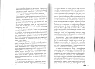 cheios, ocupados sobretudo por adolescentes, que procuram
por uma sociabilidade mais ampla do que aquela oferecida pela
família. Ainda assim, permanecem e se reproduzem social-
mente dentro de circuitos espaciais fechados e seletivos.
Os edifícios, onde habitam as classes média e alta, são fe-
chados, gradeados, guardados e vigiados; possuem às vezes o
que costuma se chamar de infra-estrutura: piscina, sala de
ginástica e playground. Nos mais recentes, os andares mais
baixos são ocupados por garagens, o que os afasta ainda mais
do contato imediato com a rua. Em São Paulo, muitas torres
são construídas com paredes "cegas" ou ainda com pequenas
janelas sobre a fachada, demonstrando um nítido desinteresse
pela abertura sobre a rua.
O uso do transporte particular é quase a regra para aqueles
que têm condições de ter um carro. As garagens são interiores,
e a saída dos veículos se faz por meio de portas automáticas;
dessa forma, ao sair à rua, já estamos devidamente protegidos
por nossas carapaças privativas. As grandes cidades devem,
portanto, aumentar continuamente o espaço de circulação dos
carros particulares, em detrimento de outros usos possíveis
para o espaço público.
As casas são equipadas, dentro da medida do possível,
com o máximo de máquinas que compõem o arsenal de comu-
nicação privado. Trata-se, sem dúvida, de um processo parado-
xal de abertura maior sobre o mundo a partir de um confina-
mento cada vez mais expressivo no espaço imediato. O uso dos
espaços públicos se restringe, a área de sociabilidade tem uma
pequena extensão, procura-se, sempre que possível, conviver
com os semelhantes, quando não os da família imediata, pelo
menos aqueles que mais se aproximam dos mesmos padrões e
que se refugiam, como quase todos, em espaços selecionados e
controlados.
A outra conseqüência desse processo é que, do abandono
dos espaços comuns e dessa recusa em compartilhar um terri-
tório coletivo de vida social, surge o fenômeno da ocupação
1w, ,nnl
dos espaços públicos por aqueles que, não tendo meios puru
reproduzir privadamente esse estilo de vida, estão condenado/o!
a desfilar sua condição por esse espaço: os pobres. Assim, os
espaços públicos se transformam cada vez mais numa espécil'
de passarela para o espetáculo da pobreza. Mendicância, pros-
tituição, comércio ambulante de mercadorias baratas ou con-
lrabandeadas são assim tolerados, sem muitas queixas, em al-
guns dos principais eixos da vida pública carioca, ao longo das
praias, no centro da cidade, em parques, jardins etc. As classes
populares também comumente são as usuárias majoritárias,
sobretudo nos fins de semana, dos grandes centros de lazer ou
das grandes praças da cidade, como Quinta da Boa Vista,
Parque do Flamengo, Campo de São Cristóvão, Largo do Ma-
chado, Praça Serzedelo Correia, Campo de Santana, Passeio
Público etc. Mais uma vez, as classes médias procuram sempre
por espaços de lazer mais protegidos e de mais difícil acesso,
onde o filtro exercido pelo poder aquisitivo ou pela ac~ssibili­
dade seja efetivo na seleção social.
Hoje, no Brasil, a idéia de coisa pública se confunde, em
grande medida, com algo de baixa qualidade ou de uso exclu-
sivo das camadas populares, como no caso de hospitais, esco-
las, parques, centros de lazer etc. De certaforma, a mesma des-
valorização ocorre com o espaço público, uma vez que o aces-
so é livre, e a freqüência majoritária é composta, em geral, de
elementos oriundos dessas camadas populares.
A enorme desigualdade social, na qual o Brasil tem a lide-
rança mundial, tende a produzir uma vivência espacial do gêne-
ro apartheid, pois todas as possibilidades de mistura ou de se
compartilhar um espaço comum são vistas com desconfiança e
evitadas socialmente. Abandonados pelos poderes públicos e
pela população que mais efetivamente dispõe dos meios de exer-
cere reclamara cidadania, os espaços públicos se convertem em
terra de ninguém, sem regras de uso, perdem sua característica
fundamental, ou seja, a de terreno de convivência, associação
social, encontro entre diferentes, ou, em uma palavra, espaço
.aaa. I H' I
 