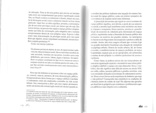 de educação. Trata-se de uma prática que precisa ser interpre-
tada como um comportamento que possui significação social.
Ora, no Brasil costuma-se relacionar o lixeiro, dentro da esca-
la da hierarquia social, como o elemento situado na base dessa
pirâmide. Jogar lixo no chão significa, portanto, a demonstra-
ção de um certo privilégio social, por menor que ele seja. Em
outros termos, as pessoas não sujam o espaço público simples-
mente por falta de informação, pois ninguém tem o mesmo
comportamento dentro de suas próprias casas. Suja-se o chão
como uma demonstração de prestígio social, pois isso quer
dizer que alguém, menos importante socialmente, deverá reco-
lher a sujeira produzida.244
Como nos ensina Lefebvre:
Os sistemas parciais de objetos, de atos, de signos (coisas e pala-
vras) são obras do homem social. São os indivíduos membros de
uma sociedade, inseridos em sua práxis, tomados como uma
globalidade, que comem, bebem, jogam e habitam. Os indiví-
duos e os grupos constituem um laço ativo e incessante entre o
conjunto social de um lado e os sistemas parciais do outro, a lín-
gua lhes servindo simultaneamente como meio intermediário e
meio físico.245
Esse tipo de dinâmica se apresenta sobre um espaço públi-
co, comum; trata-se, portanto, de uma demonstração pública.
Compreendemos dessa forma que o espaço público é também
o instrumento onde são sinalizados conteúdos da vida social
urbana. Isso corresponde a dizer que esse espaço permanece
sendo um terreno de comunicação social até mesmo quando os
244
Corrobora com esse ponto de vista toda uma gama de comportamentos trans-
gressores, no trânsito, na ocupação dos espaços, no relacionamento interpessoal, por
exemplo. demonstrando claramente que a obediência à lei na cultura brasileira pocle
ser concebtda comumente como uma prova de inferioridade social.
245
Lefebvre, Henri. "Introduction à l'étude de !'habitat pavillionnaire", in Habitat
pavillionnaire, Haumont, N. Raymond, H. (orgs.), Editions du C.R.U., Paris, 1967.
I ~JO ,Jlnf
1onteúdos das práticas traduzem uma negação do estatuto fun-
damental do espaço público, como um terreno normativo de
1 onv.ivência e de respeito social entre diferentes.
A proscrição das normas que regem os usos e costumes do
t'spaço público significa, sem dúvida, a perda de sua natureza
,·sscncial; a anomia legal transforma estes territórios em áreas
de disputas e conquistas. Dessa maneira, estreita-se a possibi-
ltdade do exercício da cidadania pela diminuição do espaço
pt'tblico, suprimindo assim a dimensão de homem público dos
habitantes ou usuários das grandes cidades. As metrópoles
desfazem-se em fragmentos socioespaciais e perdem a idéia de
unidade. Assim. não seria exagero afirmar que vivemos hoje
nas grandes metrópoles brasileiras uma situação de verdadeiro
nrquipélago urbano. Dentro do tecido urbano, há, de forma
crescente, o estabelecimento de espaços proibidos ou nunca
lrcqüentados, espaços que, ao ser apropriados, são submetidos
a normas de uso próprias e a critérios particulares de acesso e
vigilância.
Como vimos, as práticas sociais não são indepcndcnles de
uma certa organização espacial, e reconstituir uma esfera públi-
ca implica redefinir o espaço, em suas dimensões física e sim-
bólica. Islo não significa uma idéia de retorno ao século XIX,
aos cafés, salões, passeios públicos e grandes avenidas; uma
nova sociedade demanda novas formas de ordenamento territo-
rial. Essas novas formas serão respeitosas da dinâmicaque rege
a vida pública? Conseguirão elas estabelecer as condições de
cidadania dentro do mundo de hoje? Eis algumas das questões
que desafiam os geógrafos que examinamo problema dos espa-
ços públicos e suas relações com a cidadania.
........ 191
 