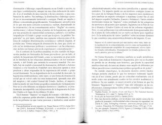 JoHN AGNEW
dominación o liderazgo, específicamente en un Estado o nación, en
una liga o confederación, aunque sin una clara indicación de senti-
do, si es el resultado de una coerción o de un consenso, o una com-
binación de ambos. Sin embargo, la dominación o liderazgo ejerci-
do no es necesariamente territorial o contigua. Puede ser amplia y
difusa o concentradageográficamente. Normalmente, envuelve más
de lo que una mera coerción económica y militar, dependiendo de
la cooperación y de un consentimiento activo. "Reglas" en común,
instituciones y valores forman el núcleo de la hegemonía, apoyada
por una posición de superioridad económica, cultural y (o) militar,
ocupada por el Estado o grupo social que la ejerce. La palabra "he-
gemonía" es, por tanto, también una supuesta solución para el di-
lema de cualquier determinación económica o cultural singular, al
posfular una'Torma integral de dominación de clase que existe no
sólo en las instituciones políticas v económicas y en las relaciones,
sino incluso en formas actir¡as de experiencia y concientización".1
En el contexto de la política mundial, los dos sentidos de hege-
monía pueden ser fusionados de forma provechosa: por un lado, el
sentido de hegemonía del Estado, como se encuentra en gran parte
de la literatura de las relaciones internacionales y de los sisternas-
mundo, o del Estado que sustenta la economía mundial. Por otro
lado, hay un sentido consensual de dominación, atribuido aAntonio
Gramsci y a la Escuela de Frankfurt cuya dirección apunta a otras
prácticas e ideas originadas de la experiencia del estado o grupo
social dominante. En su dependencia de la sociedad de mercado, la
hegemonía estadounidense, entre tanto, es una forma de dominación
social que se volvió cada vez más.trasnacional, operando más allá
del auspicio y del control fonnal del Estado. Incluso, el imperio,
todaviapuede ser una forma geográfica asumida por la hegemonia.
Pero no es sólo diferente en térpinos históricos y analíticos; es prác-
ticamente incompatible con la ltrayectoria de la hegemonía de Esta-
dos Unidos a 1o largo de los últirnos 50 años.
Ya el término "imperio" se origina del romano y del latin, y sig-
nifica ley suprema, poder absoluto y dominio. I.{ormahnente, se tra-
ta de un gobierno en que varias personas y tenitorios están unidos
Paraprofundízar en este aspecto ver: Roger Simon (1991) yAdan Mor-
tan (2007). Raymond Williams, Keywords: a vocabula.ty of culttn"e
and societv, Londres, Harper Collins, 1983, p. 45.
LR xusv¡ coNFrcuReclóN DEL poDER GLoBAL
adnrinistrativamente sobre una única jurisdicción o aparato admi-
nistrativo. Un imperio puede ser un territorio contiguo (como en
los casos de la Antigua Roma y de los imperios rusos modernos),
pero también un imperio extranjero o marítimo (como fue el caso
del imperio español, holandés, francés o británico). Varios estados
territoriales tienen un "imperio" como resultado de las conquistas
de territorios adyacentes (por ejemplo, Inglaterra en el País de Ga-
les e Irlanda o Estados Unidos al oeste de las colonias originales).
Pero, si esas poblaciones son suficientemente homogeneizadas des-
de el punto de vista cultural, eso se vuelrre un factor poco significa-
tivo. Es la unificación de varios "pueblos" sobre un mismo dominio
lo que constituye una característica distintiva del imperio. O sea:
hnperio es el control ejercido por una nación sobre okas, tanto en
la regulación de su comportamiento externo como en la garantía de
formas mínimamente aceptables de comportamiento interno entre
los Estados subordinados. Normahnente los Estados poderosos ha-
cen 1o anterior, pero no lo último.2
De f,onna frecuente, el término también es usado metafórica-
mente,3 paraindicar dominación o hegemonía, pero ese es un punto
de partida de un abordaje rnás histórico, QUe pierde la capacidad
analítica derivado de tener un abanico rnás amplio de diferentes pa-
labras p ar a divers as constelaciones político-geográfi cas de poder. a
En sentido etimológico, la discusión encierra ciertos límites.
Aunque permita clartfrcar lo que los términos reahnente signifi-
can en el uso común, puede que no coincidan exactamente con el
modo como son actualmente u;ados en los círculos académicoó y
políticos. En ese sentido, es mejor recurrir a las fonnas en que los
ténninos "hegemonit' e "imperio" han sido utilizados en las ex-
plicaciones conternporáneas sobre política mundial.5 Las definicio-
Stephen Rosen, An empire, if yor.t can keep it. The National Interest,
Washington, D.C, núrn.71- Spring 2003, p. 51.
Es el caso de Bacevich (2002) y Smith (2003).
Para una discusión análoga, con un alcance más amplio acerca de los
grados de jerarquía y territorialidad sobre relaciones de seguridad, ,er
David A. Lake, Entangling relations: American foreign polícy in its
'
century. Princeton, NJ, Princeton lJniversity Press, 7 999, pp. 17 -3 4.
Ver, por ejemplo: Ferguson (2003);Agnew'y Corbridge (1995); Hardt
y Negri (2000) y l.{ye (1990).
3
4
248 249
 
