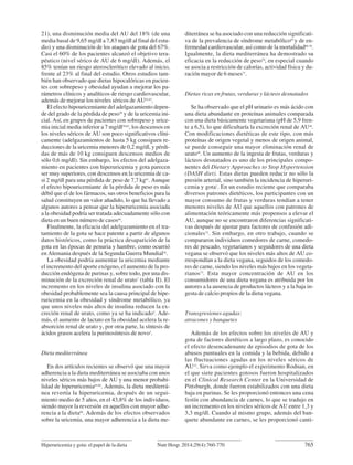 21), una disminución media del AU del 18% (de una
media basal de 9,65 mg/dl a 7,83 mg/dl al final del estu-
dio) y una disminución de los ataques de gota del 67%.
Casi el 60% de los pacientes alcanzó el objetivo tera-
péutico (nivel sérico de AU de 6 mg/dl). Además, el
85% tenían un riesgo aterosclerótico elevado al inicio,
frente al 23% al final del estudio. Otros estudios tam-
bién han observado que dietas hipocalóricas en pacien-
tes con sobrepeso y obesidad ayudan a mejorar los pa-
rámetros clínicos y analíticos de riesgo cardiovascular,
además de mejorar los niveles séricos de AU62,63
.
El efecto hipouricemiante del adelgazamiento depen-
de del grado de la pérdida de peso59
y de la uricemia ini-
cial. Así, en grupos de pacientes con sobrepeso y urice-
mia inicial media inferior a 7 mg/dl59,62
, los descensos en
los niveles séricos de AU son poco significativos clíni-
camente (adelgazamientos de hasta 5 kg consiguen re-
ducciones de la uricemia menores de 0,2 mg/dl, y pérdi-
das de más de 10 kg consiguen descensos medios de
sólo 0,6 mg/dl). Sin embargo, los efectos del adelgaza-
miento en pacientes con hiperuricemia y gota parecen
ser muy superiores, con descensos en la uricemia de ca-
si 2 mg/dl para una pérdida de peso de 7,7 kg61
. Aunque
el efecto hipouricemiante de la pérdida de peso es más
débil que el de los fármacos, sus otros beneficios para la
salud constituyen un valor añadido, lo que ha llevado a
algunos autores a pensar que la hiperuricemia asociada
a la obesidad podría ser tratada adecuadamente sólo con
dieta en un buen número de casos64
.
Finalmente, la eficacia del adelgazamiento en el tra-
tamiento de la gota se hace patente a partir de algunos
datos históricos, como la práctica desaparición de la
gota en las épocas de penuria y hambre, como ocurrió
en Alemania después de la Segunda Guerra Mundial26
.
La obesidad podría aumentar la uricemia mediante
el incremento del aporte exógeno, el aumento de la pro-
ducción endógena de purinas y, sobre todo, por una dis-
minución de la excreción renal de urato7
(tabla II). El
incremento en los niveles de insulina asociado con la
obesidad probablemente sea la causa principal de hipe-
ruricemia en la obesidad y síndrome metabólico, ya
que unos niveles más altos de insulina reducen la ex-
creción renal de urato, como ya se ha indicado5
. Ade-
más, el aumento de lactato en la obesidad acelera la re-
absorción renal de urato y, por otra parte, la síntesis de
ácidos grasos acelera la purinosíntesis de novo3
.
Dieta mediterránea
En dos artículos recientes se observó que una mayor
adherencia a la dieta mediterránea se asociaba con unos
niveles séricos más bajos de AU y una menor probabi-
lidad de hiperuricemia65,66
. Además, la dieta mediterrá-
nea revertía la hiperuricemia, después de un segui-
miento medio de 5 años, en el 43,8% de los individuos,
siendo mayor la reversión en aquellos con mayor adhe-
rencia a la dieta66
. Además de los efectos observados
sobre la uricemia, una mayor adherencia a la dieta me-
diterránea se ha asociado con una reducción significati-
va de la prevalencia de síndrome metabólico67
y de en-
fermedad cardiovascular, así como de la mortalidad68-70
.
Igualmente, la dieta mediterránea ha demostrado su
eficacia en la reducción de peso70
, en especial cuando
se asocia a restricción de calorías, actividad física y du-
ración mayor de 6 meses71
.
Dietas ricas en frutas, verduras y lácteos desnatados
Se ha observado que el pH urinario es más ácido con
una dieta abundante en proteínas animales comparada
con una dieta básicamente vegetariana (pH de 5,9 fren-
te a 6,5), lo que dificultaría la excreción renal de AU48
.
Con modificaciones dietéticas de este tipo, con más
proteínas de origen vegetal y menos de origen animal,
se puede conseguir una mayor eliminación renal de
urato48
. Un aumento de la ingesta de frutas, verduras y
lácteos desnatados es uno de los principales compo-
nentes del Dietary Approaches to Stop Hypertension
(DASH diet). Estas dietas pueden reducir no sólo la
presión arterial, sino también la incidencia de hiperuri-
cemia y gota1
. En un estudio reciente que comparaba
diversos patrones dietéticos, los participantes con un
mayor consumo de frutas y verduras tendían a tener
menores niveles de AU que aquellos con patrones de
alimentación teóricamente más propensos a elevar el
AU, aunque no se encontraron diferencias significati-
vas después de ajustar para factores de confusión adi-
cionales72
. Sin embargo, en otro trabajo, cuando se
compararon individuos comedores de carne, comedo-
res de pescado, vegetarianos y seguidores de una dieta
vegana se observó que los niveles más altos de AU co-
rrespondían a la dieta vegana, seguidos de los comedo-
res de carne, siendo los niveles más bajos en los vegeta-
rianos73
. Esta mayor concentración de AU en los
consumidores de una dieta vegana es atribuida por los
autores a la ausencia de productos lácteos y a la baja in-
gesta de calcio propios de la dieta vegana.
Transgresiones agudas:
atracones y banquetes
Además de los efectos sobre los niveles de AU y
gota de factores dietéticos a largo plazo, es conocido
el efecto desencadenante de episodios de gota de los
abusos puntuales en la comida y la bebida, debido a
las fluctuaciones agudas en los niveles séricos de
AU12
. Sirva como ejemplo el experimento Rodnan, en
el que siete pacientes gotosos fueron hospitalizados
en el Clinical Research Center en la Universidad de
Pittsburgh, donde fueron estabilizados con una dieta
baja en purinas. Se les proporcionó entonces una cena
festín con abundancia de carnes, lo que se tradujo en
un incremento en los niveles séricos de AU entre 1,3 y
3,3 mg/dl. Cuando al mismo grupo, además del ban-
quete abundante en carnes, se les proporcionó canti-
Hiperuricemia y gota: el papel de la dieta 765
Nutr Hosp. 2014;29(4):760-770
06. HIPERURICEMIA_01. Interacción 26/03/14 12:00 Página 765
 