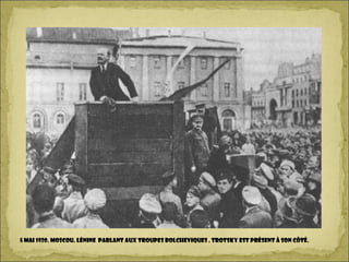 5 mai 1920. Moscou. Lénine parlant aux troupes bolcheviques . Trotsky est présent à son côté.
 
