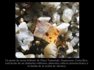 Un grano de arena brillante de Playa Tamarindo, Guanacaste, Costa Rica, está hecho de un chabazita-vidriosos, minerales cúbicos pertenecientes a la familia de la zeolita de silicatos 