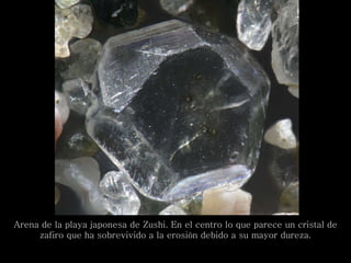 Arena de la playa japonesa de Zushi. En el centro lo que parece un cristal de zafiro que ha sobrevivido a la erosión debido a su mayor dureza. 