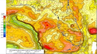 Florida'nın bu eksiksiz Bouguer anomali haritası, sıkıcı yüzey jeolojisinin ilginç ve hala yeterince
anlaşılmamış bir jeolojik tarihi maskelediğini gösteriyor. Gravite, Kretase kireçtaşları ile yoğunlukta
tezat oluşturan Jura bazaltik temeline olan kabuğun kalınlığı ve derinliği nedeniyle Florida'da
çarpıcı biçimde (> 30 mGal) değiştiğini gösterir. Açıkça Florida platformu mevcut kıyı şeridinin çok
batısında uzanıyor; yarımadanın güney kısmı kuzeye göre daha yüksek gravite değerleri ile
karakterize edilir (pasif kenarda kabuk kalınlığındaki değişim); belirgin bir yüksek, Tampa bölgesi
boyunca SE-NW uzanır; bu yüksekliğin güneyinde üç izole havza bulunur (örneğin, Homestead
civarında); Kuzeyde, yerçekimi anomalileri bir Appalachian trendinde NE eğilimi gösterir.
Florida, USA
 