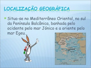 Situa-se no Mediterrâneo Oriental, no sul da Península Balcânica, banhada pelo ocidente pelo mar Jónico e a oriente pelo mar Egeu. 
