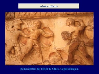 Relleu del fris del Tresor de Sifnos. Gegantomàquia. Altres relleus 