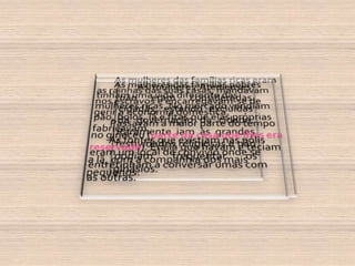 As mulheres das famílias ricas eram as rainhas das suas casas, mandavam nos escravos e encarregavam-se de gerir a economia doméstica.Passavam a maior parte do tempo no gineceu (parte da casa que lhes era reservada). Era lá que fiavam e teciam a lã, com a companhia dos mais pequenos.As mulheres das famílias pobres tinham uma vida diferente das mulheres ricas. No mercado vendiam pão, bolos, lã e fitas que elas próprias fabricavam.As fontes que existiam nas pólis eram um local de convívio onde se entretinham a conversar umas com as outras.As mulheres Atenienses não eram consideradas cidadãs, estando excluídas da governação da cidade. Raramente iam às grandes festividades religiosas e não podiam frequentar os ginásios.