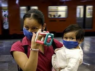 Ter hábitos de higiene regulares, como lavar as mãos, é uma das formas de prevenir a transmissão da doença. Além disto, deve-se evitar o contato das mãos com olhos, nariz e boca depois de tocar em superfícies, usar lenços descartáveis ao tossir ou espirrar, evitar aglomerações e ambientes fechados e ter hábitos saudáveis como hidratação corporal, alimentação equilibrada e atividade física. Caso ocorra a contaminação, 5 dias após o início dos sintomas, o paciente deve evitar sair de casa pois este é o período de transmissão da gripe A  PREVENÇÃO: 