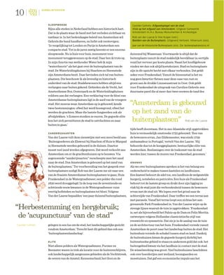 10
                   DUBBELINTERVIEW




                       sloopwoede                                                      Carolien Gehrels: Erfgoedspiegel van de stad.
                       Bijna alle steden in Nederland hebben een historisch hart.      Visie op het erfgoed van Amsterdam. Uitgever Gemeente
                       Dat is de plaats waar de band met het verleden zichtbaar en     Amsterdam m.m.v. Bureau Monumenten & Archeologie
                       tastbaar is. In het hedendaagse beleid van Amsterdam wil        Rob van der Laarse & Yme Kuiper (red.):
                       Gehrels die band handhaven, en liefst ook verstevigen:          Beelden van de Buitenplaats. Uitgeverij Verloren, Hilversum 2005
                       ‘In vergelijking tot Londen en Parijs is Amsterdam een          Jaar van de Historische Buitenplaats 2012. Zie: buitenplaatsen2012.nl
                       compacte stad. Tot in de jaren zestig heerste er een enorme
                       sloopwoede. Nu is huis voor huis, monument voor                duinrand bij Wassenaar. Voorwaarde is altijd dat de
                       monument teruggewonnen op de stad. Daar ben ik trots op.       buitenplaats vanuit de stad makkelijk bereikbaar is; eertijds
                       In mijn functie van wethouder Water heb ik mijn                vond het vervoer per koets plaats. Naast het hoofdgebouw
                       “watertheorie” als het gaat over de buitenplaatsen van de      vinden we dan ook altijd koetshuizen. Stad en buitenplaats
                       stad. De Waterleidingduinen bij Haarlem en Heemstede           zijn in dit opzicht hecht met elkaar verbonden. Dat geldt
                       zijn Amsterdams bezit. Daar bevinden zich tal van buiten-      zeker voor Frankendael. Vanuit de binnenstad is het nu
                       plaatsen. Die beschouw ik als levendig en historisch           nog geen kwartier ﬁetsen naar deze oase van rust en
                       onderdeel van de stad. Stadsbewoners hebben altijd een         groen aan de drukke Linnaeusstraat in Oost. Ook geldt
                       verlangen naar buiten gekend. Gebieden als de Vecht, het       voor Frankendael de uitspraak van Carolien Gehrels: een
                       Amsterdamse Bos, Oosterpark en de Waterleidingduinen           duurzame parel die al meer dan twee eeuwen de tand des
                       voldoen aan dat verlangen. Een verklaring voor de bloei van
                       Amsterdamse buitenplaatsen ligt in de aard van de vroegere
                       stad. Het moeras waar Amsterdam op is gebouwd, kende           “Amsterdam is gebouwd
                       twee bestemmingen: ofwel het werd bouwgrond, ofwel het
                       werden de grachten. Maar die laatste fungeerden ook als         op het zand van de
                       afvalplekken. ’s Zomers stonken ze enorm. De gegoede elite
                       kon het zich permitteren de stad te ontvluchten en naar         buitenplaatsen” Rob van der Laarse
                       buiten te gaan.’
                                                                                      tijds heeft doorstaan. Het in neo-klassieke stijl opgetrokken
                       zanderijvaarten                                                huis is vermoedelijk omstreeks 1733 gebouwd. ‘Een van
                       Van der Laarse vult deze zienswijze met een mooi beeld aan:    de bewoners ervan, Jan Gildemeester, was sinds 1759
                       ‘Buitengoederen als Elswout bij Haarlem of Huis te Manpad      ambassadeur in Portugal,’ vertelt Van der Laarse. ‘Hij
                       in Heemstede werden gebouwd in de duinen. Daartoe              behoorde dus tot de hooggeplaatste, bestuurlijke elite van
                       moest veel zand worden afgegraven. Dat werd verkocht aan       Amsterdam. Beslissingen over de toekomst van de stad
                       Amsterdam om er de grachtenhuizen op te bouwen. Via            werden hier, tussen de muren van Frankendael, genomen.’
                       zogenoemde “zanderijvaarten” verscheepte men het zand
                       naar de stad. Dus Amsterdam is gebouwd op het zand van         ananas
                       de buitenplaatsen.’ Ter voorbereiding van het gesprek over     Als we over buitenplaatsen spreken is het van belang een
                       buitenplaatsen nodigt Rob van der Laarse me uit naar een       onderscheid te maken tussen kastelen en landhuizen.
                       van de fraaiste Amsterdamse buitenplaatsen te gaan, Huis       Een kasteel behoort de adel toe, een landhuis de welgestelde
                       Frankendael in de Watergraafsmeer, een polder die rond         burgerij, notabelen en patriciërs. Een huis als Frankendael
                       1630 werd drooggelegd. In de loop van de zeventiende en        behoort tot de laatste groep en drukt door zijn ligging zo
                       achttiende eeuw kwamen in de Watergraafsmeer ruim              vlak bij de stad juist die verbondenheid tussen de bewoners
                       veertig hofsteden en buitenplaatsen tot bloei. Volgens         ervan met de stad uit. We lopen over het grind naar de
                       Van der Laarse bepaalden ‘een paar duizend buitenplaatsen,     achterzijde van Frankendael. Daar treffen we een terras aan
                                                                                      met parasols. Vanaf het terras loopt een zichtas het aan-
                                                                                      grenzende Park Frankendael in. Van der Laarse wijst op de
“Herbestemming en hergebruik;                                                         strenge lijnen waaruit de tuin is opgetrokken: ‘Frankendael
                                                                                      is, net als bijvoorbeeld het Paleis op de Dam en Felix Meritis,
 de ‘acupunctuur’ van de stad”                                                        ontworpen volgens Hollandse classicistische stijl van
                                                                                      evenwicht en symmetrie. Dat zie je in de aanleg van de tuin
Carolien Gehrels       gelegen in een lus om de stad, het landschappelijke gezicht    en de architectuur van het huis. Frankendael vormde vanuit
                       rondom Amsterdam.’ Terecht heet dit gebied dan ook een         Amsterdam de poort naar het landschap buiten de stad. Het
                       ‘buitenplaatsenlandschap’.                                     buitenhuis vormde de schakel tussen stad en land. Dankzij
                                                                                      de buitenhuizen kwam de gegoede burgerij dichtbij het
                       elite                                                          buitensteedse gebied te staan en andersom gold dat ook: het
                       Niet alleen polders als Watergraafsmeer, Purmer en             buitengebied kwam via het landhuis in contact met de stad.
                       Beemster waren in trek als locatie voor de buitenverblijven,   De wisselwerking was groot. Veel buitenhuizen beschikten
                       ook landschappelijk aangename gebieden als de Vechtstreek,     ook over boerderijen met weiland, boomgaarden en
                       de oevers van de Amstel, Kennemerland, het Gooi en de          moestuinen. Dat gaf een economische impuls aan het
 