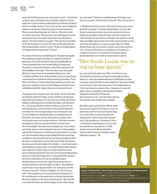 26
             ESSAY




     maar dat durf ik nog niet erg,’ zoo praat ze voort. ’t Is heel stil   de oprij, baas?’ ‘Dat ben oraniebloesems, die krijg ie in je
     om haar heen, de hooge bomen ruischen, alleen in de stal,             haor a je trouwt’, zei hij lachend. ‘Ik ook?’ ‘Nou, secuur hoor.’
     links van ’t huis op kleinen afstand hoort ze ﬂuiten. Ze keert
     zich om en kijkt op naar ’t huis. ‘Zou ik weer op de badkamer         ’s  Middags zei freule Louise: ‘Ik vind de bloemen zoo mooi
     slapen en de zussen ernaast op de groote balconkamer?                 geschikt vandaag!’ ‘Ja, ik heb ook geholpen,’ zei Ada. Met
     Wat een prachtige bloemen op ’t balcon.’ Moeder wenkt                 freule Louise was ze heel erg op haar gemak, die verzon
     en ze holt naar huis. ‘We gaan ons even opknappen voor de             altijd iets prettigs en ging met haar naar de winkels van
     lunch, kom maar. De zussen zijn al boven op de balcon-                ’t Broederhuis en dan kwam ze beladen met schatten terug.
     kamer.’ ‘En waar slaapt U en papa?’ ‘Wij zijn weer beneden            Deze heerlijke logeerpartij werd ieder jaar herhaald en toen
     in de blauwe kamers, weet je wel, daar heeft papa dan ook             ze grooter was kwam er nog een meisje logeeren, Hilda
     zijn studeerkamer, weet je ’t nog?’ ‘Ja ik kom straks kijken,         Witsen Elias, die een trouwe vriendin werd. Dan mochten
     is ’t kippenhok er nog achter?’ ‘Ja hoor.’                            ze in ’t huisje zelf kooken en vriendjes en vriendinnen
                                                                           vragen en zaten ze er ’s avonds, bij een kaars, spook-
     Na de lunch werd een wandeling door ‘de plaats’ gemaakt.              geschiedenissen te vertellen. Soms waren er groote
     Den anderen morgen was Ada al vroeg op en kwam de
     kamenier, voor ze de freules hielp, haar aankleeden en
     ’t haar opmaken, dat vond ze heel deftig. Ze ging naar
                                                                           “Met freule Louise was ze
     beneden en vond in de hal haar vriend de tuinbaas die de               erg op haar gemak”
     bloembakken verzorgde. ‘Zoo bè je daar weer, da’s goed.
     Mot je me maar weer is een handje hellepe hoor.’ Aan                  pic-nic’s met de familie van ’t Slot, van Pavia en van
     ’t ontbijt zegt Mevrouw: ‘Ada wil zeker wel naar haar huisje          Aardenburg, een heele stoet groote tentwagens achter
     vanmorgen, kom straks de sleutel maar bij me halen.’ Toen             elkaar b.v. naar het leegstaand kasteel Zuijlenstein onder
     Mevrouw later in ’t kleine kamertje naast de voordeur zat             Leersum, waar de kinderen natuurlijk door alle zalen holden
     waar ze ’s morgens armen en behoeftigen ontving en haar               en tot boven in den toren klommen, of tennispartijen op
     weldaden uitdeelde, klopte Ada aan en kreeg de sleutel.               ’t Slot met daarna een groot diner. Ada genoot; maar één
                                                                           ding vond ze vreeselijk: al die kinderen hadden
     Ze ging met haar moeder naar ‘het huisje’. Dicht bij de stal,         Engelsche, Duitsche of Fransche
     verscholen achter boschjes, stond een klein, met klimop               gouvernantes en zij … kon die talen nog niet
     begroeid, boerenhuisje. Er vóór was een tuintje met ﬂoxen,            vlot spreken, dat maakte haar verlegen.
     dahlia’s, riddersporen en al zulke heerlijke oude bloemen
     en … een pomp. Moeder ontsloot de deur, een boven- en                 Heerlijk vond ze met Foef en Alfred, ieder
     benedendeurtje, en dan stond je in een oud-Hollandsch                 op een ezel ’t park door te draven, maar ze
     vertrekje met fornuis, glazenkast met serviesgoed, een                gaven haar ezel wel eens een harden klap
     la met tafelgoed en keukendoeken, een witgeschuurde                   om te zien of ze er op bleef en dat was
     kleptafel, veel koper aan de witte muren en alles, alles              weleens niet ’t geval, maar dat was juist
     voorhanden wat in een keuken behoort. De luiken werden                leuk. Ook speelden ze ‘nachtwacht’ door
     opengezet en Ada nam juichend bezit van haar huis!                    ’t heele slot en dan kwam je in zoo’n zaal
     Ze trok dadelijk ’t keurige boerinnepakje aan, nam emmer              met gobelins en harnassen in ’t half-
     en bezem, spons en lap en ging ijverig aan ’t schoonmaken,            donker en hoorde allerlei geluiden,
     natuurlijk op klompen, terwijl mama op de bank in ’t tuintje          maar ze hield zich goed tusschen al die
     zat. Dat was iedren dag een heerlijkheid! Eens op een dag             plagende jongens.”
     ontdekte ze de moestuin! Ze liep met haar springtouw door
     de plaats en zag achter een boschje een poortje openstaan
     dat ze nog nooit had ontdekt. Even kijken … en een heel andre
     wereld ging voor haar open, een zachte bloemengeur kwam
     haar tegemoet, de baas liep er, een groote geel strooien
     hoed achterop zijn hoofd, met een enorme mand afgesneden
     bloemen, de knechts lagen hier en daar geknield tusschen
     groenten en kruiden en in de broeibakken zag ze
     komkommers en meloenen, tegen de muur perzik- en
     abrikozenboomen met heerlijke vruchten. ‘Zoo juffertje,’
     zegt de baas, ‘hè je ons gevonden?’ ‘Ja, waar ga je met die            BOEK
     bloemen naar toe?’ ‘Vaozen schikken voor de zaol, ga je                Jeugd in het Beetsenhuis. Herinneringen van de jongste dochter van Nicolaas Beets.
     met?’ Daar gingen ze en ze mocht bloemen aangeven en                   Ada Geertruide Went-Beets, bezorgd door Peter van Zonneveld.
     de vuile bloemen in de mand doen en de baas leerde haar                Athenae Batavae, 2003. isbn 9071398056, 9789071398056. prijs € 12,-
                                                                            Deze publicatie is te bestellen per e-mail verkoop-publicaties@library.leidenuniv.nl 
     kleuren schikken en de namen der bloemen. ‘Wat zijn dat
                                                                            onder vermelding van de titel, uw naam en volledige adres.
     voor witte bloemen aan die boompjes in die tobbe’s langs
 