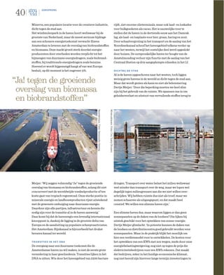 40
            OORSPRONG




     Minerva, een populaire locatie voor de creatieve industrie,                                                                         rijdt, ziet enorme olieterminals, maar ook laad- en loskades
     dicht tegen de stad aan.                                                                                                            voor bulkgoederen als cacao. Het is nauwelijks voor te
     Het windmolenpark in de haven hoort weliswaar bij de                                                                                stellen dat de haven in de dertiende eeuw aan het Damrak
     grootste van Nederland, maar de meest serieuze bijdrage                                                                             lag, als laad- en losplaats voor bier, graan, haring en zout.
     aan een schonere energietoekomst verwacht Haven                                                                                     Door schaalvergroting in het transport en de aanleg van het
     Amsterdam te leveren met de overslag van biobrandstoffen                                                                            Noordzeekanaal schoof het havengebied telkens verder op
     en biomassa. Deze markt groeit sterk doordat energie-                                                                               naar het westen, terwijl het oostelijke deel werd opgeslokt
     producenten door overheden worden verplicht tot het                                                                                 door huizen. De oorspronkelijke haven ter hoogte van de
     bijmengen van duurzame energiedragers, zoals biobrand-                                                                              Amstelmonding verloor zijn functie met de aanleg van het
     stoffen, bij traditionele energiedragers zoals benzine.                                                                             Centraal Station op drie aangeplempte eilanden in het IJ.
     Hoeveel er wordt bijgemengd hangt af van wat Europa
     besluit, op dit moment is het ongeveer 5%.                                                                                          dichtbij de stad
                                                                                                                                         Al is de haven opgeschoven naar het westen, toch liggen

“Ja! tegen de groeiende                                                                                                                  weinig grote havens in de wereld zo dicht tegen de stad aan.
                                                                                                                                         Maar dat wordt gezien als kans en niet als belemmering.

 overslag van biomassa                                                                                                                   Dertje Meijer: ‘Door die beperking moeten we heel slim
                                                                                                                                         zijn bij het gebruik van de ruimte. We spannen ons in om

 en biobrandstoffen”
                                                                                                                                         geluidsoverlast en uitstoot van vervuilende stoffen terug te
                                                       Noordersluis. Foto: fotostudio Honing



                                                                                               Minervahaven. Foto: Cris Toala Olivares




     Meijer: ‘Wij zeggen volmondig “Ja” tegen de groeiende                                                                               dringen. Transport over water belast het milieu weliswaar
     overslag van biomassa en biobrandstoffen, zolang dit niet                                                                           veel minder dan transport over de weg, maar we lopen wel
     concurreert met de wereldwijde voedselproductie of ten                                                                              degelijk tegen milieugrenzen aan die we niet willen over-
     koste gaat van tropisch regenwoud. Onze sterke positie in                                                                           schrijden. Wij hebben ruimte dus niet als troef, maar we
     minerale energie en landbouwproducten rijmt uitstekend                                                                              nemen schaarste als uitgangspunt, en dat maakt heel
     met de gewenste ombuiging naar duurzame energie.                                                                                    creatief. We willen een slimme haven zijn.’
     Daardoor zijn alle partijen, infrastructuur en kennis die
     nodig zijn voor de transitie al in de haven aanwezig.’                                                                              Een slimme haven dus, maar waarom liggen er dan geen
     Daar komt bij dat de havenregio een levendig internationaal                                                                         zonnepanelen op de daken van de loodsen? Die lijken bij
     knooppunt is, dankzij de ligging in de grootste delta van                                                                           uitstek geschikt voor het opwekken van zonne-energie.
     Europa en de aansluiting op populaire scheepvaartroutes.                                                                            Dertje Meijer glimlacht. ‘In potentie kunnen de daken van
     Het Amsterdam-Rijnkanaal is bijvoorbeeld het drukst                                                                                 de loodsen en distributiecentra goed gebruikt worden voor
     bevaren kanaal ter wereld.                                                                                                          zonnepanelen. Maar in de praktijk blijkt het moeilijk om
                                                                                                                                         hier een verdienmodel voor te ontwikkelen. De kosten voor
     transities in het dna                                                                                                               het opwekken van een KWh met zon wegen, mede door onze
     De overgang naar een duurzame toekomst die de                                                                                       energiebelastingwetgeving, nog niet op tegen de prijs die
     Amsterdamse haven nu wil maken, is niet de eerste grote                                                                             elektriciteitsbedrijven voor een KWh rekenen. Dat maakt
     verandering in haar geschiedenis. Transities lijken in het                                                                          dat bedrijven, zeker in het huidige economische klimaat,
     DNA te zitten. Wie door het havengebied van 2500 hectare                                                                            nog niet bereid zijn hiervoor lange termijn investeringen te
 