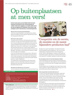 45
Tekst: Caroline van der Lee | Beeld: Marissa Delbressine* | Foto: Diederik van der Laan




              Op buitenplaatsen
              at men vers!
              Culinair auteur Janny van der Heijden heeft een grote
              interesse in de historie en het culturele belang van
              ‘tafelen’. Wat werd er gegeten, en in welke relatie stond
              dat met de omgeving, het tijdsbeeld. Vanuit deze vraag
              verdiepte zij zich in de eetcultuur van de buitenplaatsen.

              Wat was de rol van eten op de buitenplaats?
              ‘Eten was van grote betekenis. Juist op de buitens werden
              gasten ontvangen en feesten gevierd. Daarmee kon je laten
              zien hoe groot je rijkdom was.’

              Wat kwam er dan op tafel?
              ‘Het grote verschil met eten in de stad waren de vele verse            “Competitie wie de eerste,
              producten van eigen land. Elke buitenplaats had een moes-
              tuin. Er was dus altijd een groot aanbod aan verse producten.
                                                                                      de mooiste en de meest
              Vaak wordt gedacht dat de variatie in de 17e en 18e eeuw
              beperkt was, maar niets is minder waar. Er was bijvoorbeeld
                                                                                      bijzondere producten had”
              een grote diversiteit aan fruit: allerlei soorten appels en
              peren, maar ook perzik. In de oranjerie werden citrusvruchten               besteed. En er waren hulpmiddelen. Een bekend fenomeen
              gekweekt. Ook bonen en diverse groenten kwamen uit eigen                    op de buitenplaats was de slangenmuur: een muur met een
              tuin. En kruiden niet te vergeten.                                          slingerende lijn, waarbij de bochten beschutte plaatsen
              In de 17e en 18e eeuw was men dol op primeurs. Met bijvoor-                 vormen. Op het zuiden geplaatst, konden er zelfs (sub)tropi-
              beeld de eerste sla, bonen of artisjokken van het jaar kon je               sche planten groeien. Ook waren er in die tijd al kleine kassen.
              indruk maken op je gasten. Ook exoten waren heel populair.                  Later kwamen er fruitkelders, ijskelders en watervoorzieningen.’
              Er werd in die tijd veel gereisd, van die reizen werden nieuwe
              planten en zaden meegebracht.                                               De verzorging van de tuin moet veel tijd gekost hebben.
              Zo is bekend dat er op buitenplaatsen zelfs ananas werd                     ‘Op de buitenplaatsen was de tuinbaas verantwoordelijk voor
              geteeld. Er was een onderlinge competitie tussen buiten-                    wat er in de tuin gebeurde. Maar eigenaren van buitenplaatsen
              plaatsbezitters wie de eerste, de mooiste en de meest                       bemoeiden zich er ook actief mee. Zij hadden vaak veel kennis
              bijzondere producten had.’                                                  van planten.
                                                                                          Er was overigens over het algemeen veel respect over en weer
              Wat deed men allemaal voor zo’n primeur?                                    tussen tuinbaas en eigenaar. Beiden waren trots op “hun” tuin
              ‘Aan het verbouwen van groente en fruit werd veel tijd en zorg              en de liefde voor de natuur schiep een band.’

LUNCH MET LEZING                                                                          Waren de gerechten toen heel anders dan nu?
 In samenwerking met de Spinazie Academie verzorgt Grand café Groeneveld                  ‘Er waren in die tijd veel drankjes op waterbasis: water met
 iedere maand een lunch met een lezing door en naar het idee van een culinair             citrusvruchten, bessen, bloemen, of kruiden en soms ook
 journalist.                                                                              met kandij. Echte dorstlessers, die wij nu helemaal niet meer
 14 oktober: Lizet Kruyff – Historische lunch onder de loep
                                                                                          kennen, maar het herontdekken zeker waard zijn. Maar
 11 november : Dick Veerman – Paard
 16 december: Anneke Ammerlaan – Dierensmaak                                              sommige gerechten zijn weer heel herkenbaar. Tot mijn
 Meer informatie: www.kasteelgroeneveld.nl                                                verbazing ontdekte ik dat op de buitenplaatsen al Indonesisch
                                                                                          werd gegeten.
                                                                                          Er was natuurlijk een nauwe band tussen de buitenplaatsen
* Marissa Delbressine is afgestudeerd aan de Hogeschool voor Kunsten Utrecht              en de VOC. De specerijen uit Indië vonden hun weg naar de
  en is werkzaam als animator en striptekenares. Ze verzorgt ook workshops op             keukens op de buitenplaatsen en werden vermengd met de
  het gebied van animatie, striptekenen en manga, waarvoor zij verschillende
  prijzen en nominaties kreeg. Haar tekenfilms zijn op nationale en internationale        kruiden en groente uit de Hollandse tuin. Een fusion van
  festivals vertoond.                                                                     regionaal en internationaal.’
 