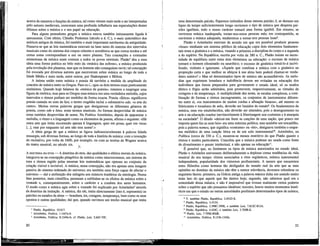 acerca da natureza e funções da música, tal como vieram mais tarde a ser interpretadas
pelo autores medievais, exerceram uma profunda influência nas especulações destes
últimos sobre a música e o seu papel na educação.
Para alguns pensadores gregos a música estava também intimamente ligada à
astronomia. Com efeito, Cláudio Ptolemeu (século n d. C), o mais sistemático dos
teóricos antigos da música, foi também o mais importante astrónomo da antigüidade.
Pensava-se que as leis matemáticas estavam na base tanto do sistema dos intervalos
musicais como do sistema dos corpos celestes e acreditava-se que certos modos e até
certas notas correspondiam a um ou outro planeta. Tais conotações e extensões
misteriosas da música eram comuns a todos os povos orientais. Platão3
deu a essa
idéia uma forma poética no belo mito da «música das esferas», a música produzida
pela revolução dos planetas, mas que os homens não conseguiam ouvir; tal concepção
foi evocada por diversos autores que escreveram sobre música ao longo de toda a
Idade Média e mais tarde, entre outros, por Shakespeare e Milton.
A íntima união entre música e poesia dá também a medida da amplitude do
conceito de música entre os Gregos. Para os CVsgos os dois termos eram praticamente
sinónimos. Quando hoje falamos da «música da poesia», estamos a empregar uma
figura de retórica, mas para os Gregos essa música era uma verdadeira melodia, cujos
intervalos e ritmos podiam ser medidos de forma exacta. Poesia «IMca» significava
poesia cantada ao som da lira; o termo tragédia inclui o substantivo ode, «a arte do
canto». Muitas outras palavras gregas que designavam os diferentes géneros de
poesia, como ode e hino, eram termos musicais. As formas desprovidas de música
eram também desprovidas de nome. Na Poética Aristóteles, depois de apresentar a
melodia, o ritmo e a linguagem como os elementos da poesia, afirma o seguinte: «Há
outra arte que imita recorrendo apenas à linguagem, quer em prosa, quer em verso
[...], mas por enquanto tal arte não tem nome4
.»
A idéia grega de que a música se ligava indissociavelmente à palavra falada
ressurgiu, sob diversas formas, ao longo de toda a história da música: com a invenção
do recitativo, por volta de 1600, por exemplo, ou com as teorias de Wagner acerca
do teatro musical, no século xrx. v
A
A DOUTRINA DO Eras — A doutrina do etos, das qualidades e efeitos morais da música,
integrava-se na concepção pitagórica da música como miscrocosmos, um sistema de
tons e ritmos regido pelas mesmas leis matemáticas que operam no conjunto da
criação visível e invisível. A música, nesta concepção, não era apenas uma imagem
passiva do sistema ordenado do universo; era também uma força capaz de afectar o
universo — daí a atribuição dos milagres aos músicos lendários da mitologia. Numa
fase posterior, mais científica, passaram a sublinhar-se os efeitos da música sobre a
vontade e, consequentemente, sobre o carácter e a conduta dos seres humanos.
O modo como a música agia sobre a vontade foi explicado por Aristóteles5
através
da doutrina da imitação. A música, diz ele, imita directamente (isto é, representa) as
paixões ou estados da alma — brandura, ira, coragem, temperança, bem como os seus
opostos e outras qualidades; daí que, quando ouvimos um trecho musical que imita
3
Platão, República, 10.617.
4
Aristóteles, Poética, 1.1447a-b.
5
Aristóteles, Política, 8.1340a-b; cf. Platão, Leis, 2.665-70C.
20
uma determinada paixão, fiquemos imbuídos dessa mesma paixão; é, se durante um
lapso de tempo suficientemente longo ouvirmos o tipo de música que desperta pai-
xões ignóbeis, todo o nosso carácter tomará uma forma ignóbil. Em resumo, se
ouvirmos música inadequada, tornar-nos-emos pessoas más; em contrapartida, se
ouvirmos a música adequada, tenderemos a tornar-nos pessoas boas6
.
Platão e Aristóteles estavam de acordo em que era possível produzir pessoas
«boas» mediante um sistema público de educação cujos dois elementos fundamen-
tais eram a ginástica e a música, visando a primeira a disciplina do corpo e a segunda
a do espírito. Na República, escrita por volta de 380 a. C, Platão insiste na neces-
sidade de equilíbrio entre estes dois elementos na educação: o excesso de música
tornará o homem efeminado ou neurótico; o excesso de ginástica torná-lo-á incivi-
lizado, violento e ignorante. «Àquele que combina a música com a ginástica na
proporção certa e que melhor as afeiçoa à sua alma bem poderá chamar-se verda-
deiro músico7
.» Mas só determinados tipos de música são aconselháveis. As melo-
dias que exprimem brandura e indolência devem ser evitadas na educação dos
indivíduos que forem preparados para governarem o estado ideal; só os modos
dórico e frigio serão admitidos, pois promovem, respectivamente, as virtudes da
coragem e da temperança. A multiplicidade das notas, as escalas complexas, a com-
binação de formas e ritmos incongruentes, os conjuntos de instrumentos diferen-
tes entre si, «os instrumentos de muitas cordas e afinação bizarra», até mesmo os
fabricantes e tocadores de aulo, deverão ser banidos do estado8
. Os fundamentos da
música, uma vez estabelecidos, não deverão ser alterados, pois o desregramento na
arte e na educação conduz inevitavelmente à libertinagem nos costumes e à anarquia
na sociedade9
. O ditado «deixai-me fazer as canções de uma nação, que pouco me
importa quem faz as suas leis» era uma máxima política, mas também um trocadilho,
pois a palavra nomos, que significa «costume» ou «lei», designava também o esque-
ma melódico de uma canção lírica ou de um solo instrumental10
. Aristóteles, na
Política (cerca de 330 a. C), mostrou-se menos restritivo do que Platão quanto a
ritmos e modos particulares. Concebia que a música pudesse ser usada como fonte
de divertimento e prazer intelectual, e não apenas na educação1 1
.
É possível que, ao limitarem os tipos de música autorizados no estado ideal,
Platão e Aritóteles estivessem deliberadamente-a deplorar certas tendências da vida
musical do seu tempo: ritmos associados a ritos orgiásticos, música instrumental
independente, popularidade dos virtuosos profissionais. A menos que encaremos
estes filósofos como homens tão desligados do mundo real da arte que as suas
opiniões no domínio da música não têm a menor relevância, devemos relembrar os
seguintes factos: primeiro, na Grécia antiga a palavra música tinha um sentido muito
mais lato do que aquele que lhe damos hoje; segundo, não sabemos qual era a
sonoridade dessa música, e não é impossível que tivesse realmente certos poderes
sobre o espírito que não possamos idealizar; terceiro, houve muitos momentos histó-
ricos em que o estado ou outras autoridades proibiram determinados tipos de música,
6
V. também Platão, República, 3.401D-E.
7
Platão, República, 3.412A.
8
Platão, República, 3.398C-399E, e também Leis, 7.812C-813A.
9
Platão, República, 4.424C, e também Leis, 3.700B-E.
1 0
Platão, Leis, 7.799E-800B.
1 1
Aristóteles, Política, 8.133b-1340a.
21
 
