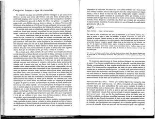 Categorias, formas e tipos de cantochão
No conjunto das peças de cantochão podemos distinguir as que usam textos
bíblicos e as que usam textos não bíblicos; cada uma destas divisões pode ser
subdividida em peças sobre textos em prosa e peças sobre textos poéticos. Exemplos
de textos bíblicos em prosa são as lições dos ofícios e a epístola e o evangelho da
missa; como textos bíblicos em prosa temos os salmos e os cânticos. Nos textos não
bíblicos em prosa incluem-se o Te Deum, diversas antífonas e três das quatro antífo-
nas marianas; cantos com textos poéticos não bíblicos são os hinos e as seqüências.
O cantochão pode ainda ser classificado, segundo a forma como é cantado (ou era
cantado em épocas mais remotas), em antifonal (em que os coros cantam alternada-
mente), responsorial (a voz do solista alterna com o coro) e directo (sem alternância).
Uma terceira classificação baseia-se na relação entre as notas e as sílabas. Os
cantos em que a maioria ou a totalidade das sílabas correspondem cada uma à
respectiva nota designam-se por silábicos; os que se caracterizam por longas passa-
gens melódicas sobre uma única sílaba designam-se por melismáticos. A distinção
nem sempre é nítida, uma vez que as peças predominantemente melismáticas costu-
mam incluir alguns trechos ou frases silábicas e muitas peças quase inteiramente
silábicas têm, por vezes, breves melismas de quatro ou cinco notas sobre algumas
sílabas. Este tipo de cantochão recebe, por vezes, o nome de neumático.
De um modo geral, a linha melódica do canto reflecte a acentuação pós-clássica
normal das palavras latinas, fazendo corresponder às sílabas acentuadas as notas mais
agudas ou atribuindo um maior número de notas a essas sílabas. Chama-se a este
procedimento acento tónico. Mas é uma regra que admite muitas excepções, mesmo
em peças moderadamente ornamentadas, e é claro que não pode ser plenamente
aplicada em peças mais próximas do recitativo, onde muitas sílabas sucessivas são
cantadas com a mesma nota, nem nos hinos, onde todas as estrofes têm de ser
cantadas com a mesma melodia. Além disso, nas peças mais ornamentadas o acento
melódico tem muitas vezes maior importância do que a acentuação das palavras; e é
assim que podemos encontrar longos melismas sobre sílabas átonas, especialmente
nas sílabas finais, como, por exemplo, o último a de aleluia ou a última sílaba de
palavras como dominus, exultemus ou kyrie. Em tais peças as palavras e sílabas
importantes de uma frase são sublinhadas e clarificadas através de um acompanha-
mento musical mais simples, de forma que se destacam por contrastes com a rica
ornamentação das sílabas átonas. No cantochão é muito rara a repetição de palavras
ou grupos de palavras do texto; a ornamentação de palavras ou outras formas simi-
lares de dar uma ênfase especial a esta ou àquela palavra ou imagem são excepcio-
nais. A melodia adapta-se ao ritmo do texto, ao seu espírito dominante e às funções
litúrgicas que o canto desempenha; só muito raramente se fazem tentativas para
adaptar a melodia por foma a obter efeitos emocionais ou pictóricos particulares. Isto
não significa que o cantochão seja inexpressivo; quer antes dizer que o seu propósito
é o de pôr em evidência o texto, umas vezes de forma simples e directa, outras
recorrendo a uma ornamentação extremamente elaborada.
Cada melodia de cantochão divide-se em frases e períodos, correspondentes às
frases e períodos do texto (veja-se a citação do teórico do século xn John «Cotton»,
ou Ahlighemensis). Estas divisões são assinaladas nos livros de cantochão modernos
através de uma linha vertical na pauta, mais curta ou mais comprida, consoante a
60
importância da subdivisão. Na maioria dos casos a linha melódica tem a forma de um
arco: começa em baixo, eleva-se até um ponto mais alto, onde permanece por algum
tempo, e volta a descer no final da frase. Esta configuração simples e natural é
observável numa grande variedade de combinações subtis; por exemplo, a curva
melódica pode abranger duas ou maisfrasesou incluir curvas menores. Configuração
melódica menos freqüente, característica das frases que começam por uma palavra
excepcionalmente importante, é a que se inicia com uma nota aguda, descendo depois
gradualmente até ao fim.
ç ^ 2 >
JOHN «COTTON» — SOBRE A SINTAXE MUSICAL
Tal como na prosa reconhecemos três tipos de distinctiones, a que também podemos dar o
nome de pausas, a saber, o côlon, ou «membro», a vírgula, ou incisivo, e o ponto final,
clausula, ou circuitas, o mesmo acontece no canto. Na prosa, quando fazemos uma pausa, ao
lermos em voz alta, chamamos a isso cólon; quando a frase é dividida pelo sinal de pontuação
apropriado, chama-se vírgula, e, quando a frase chega aofim,pontofinal.Por exemplo, «no
ano 15." do império do Tiberio César», aqui e em todas as ocasiões semelhantes, surge o
cólon. Mais adiante, onde lemos «sendo sumos sacerdotes Anás e Caifas», segue-se uma
vírgula, mas no final do versículo, após «filho de Zacarias no deserto» (Lucas, 3, 1-2), vem
um ponto final.
John «Cotton», ou Ahlighemensis, On Music, in Hucbald, Guido and John on Music: Three Medieval Treatises, trad,
de Warren Babb, ed. com introduções de Claude V. Palîsca, New Haven e Londres, Yale University Press, 1978,
p. 116.
No tocante aos aspectos gerais de forma, podemos distinguir três tipos principais
de canto: (1) as formas exemplificadas nos tons de salmodia, com duas frases equi-
libradas correspondentes às duas metades equilibradas de um versículo de salmo
típico; (2) a forma estrófica, exemplificada nos hinos, em que a mesma melodia é
cantada para as sucessivas estrofes do texto; (3) formas livres, que incluem todos os
outros tipos e não se prestam a uma descrição concisa. O canto livre pode combinar
um certo número de fórmulas melódicas tradicionais ou incorporar essas fórmulas
numa composição cujas restantes partes sejam originais; pode derivar da expansão ou
desenvolvimento de um dado tipo de melodia ou ser inteiramente original.
RECITAÇÃO E TONS DE SALMODIA — Vamos agora analisar algumas das categorias mais
importantes do canto usado na missa e nos ofícios, começando pelo canto silábico e
passando depois aos tipos melismáticos. Os cantos para a recitação de orações e
leituras da Bíblia estão na fronteira entre a fala e o canto. Consistem numa única nota
de recitação (geralmente lá ou dó"), ao som da qual cada versículo ou período do
texto é rapidamente entoado. Esta nota de recitação é também designada por tenor;
uma vez por outra a nota que lhe fica imediatamente acima ou abaixo pode ser
também introduzida para destacar uma sílaba importante. A nota de recitação pode ser
precedida por uma fórmula introdutória de duas ou três notas, denominada initium;
no final de cada versículo há uma breve cadência melódica. Semelhantes a estas notas
de recitação, mas ligeiramente mais complexas, são as fórmulas-padrão designadas
por tons de salmodia; há um tom para cada um dos modos de igreja e um suplemen-
61
 