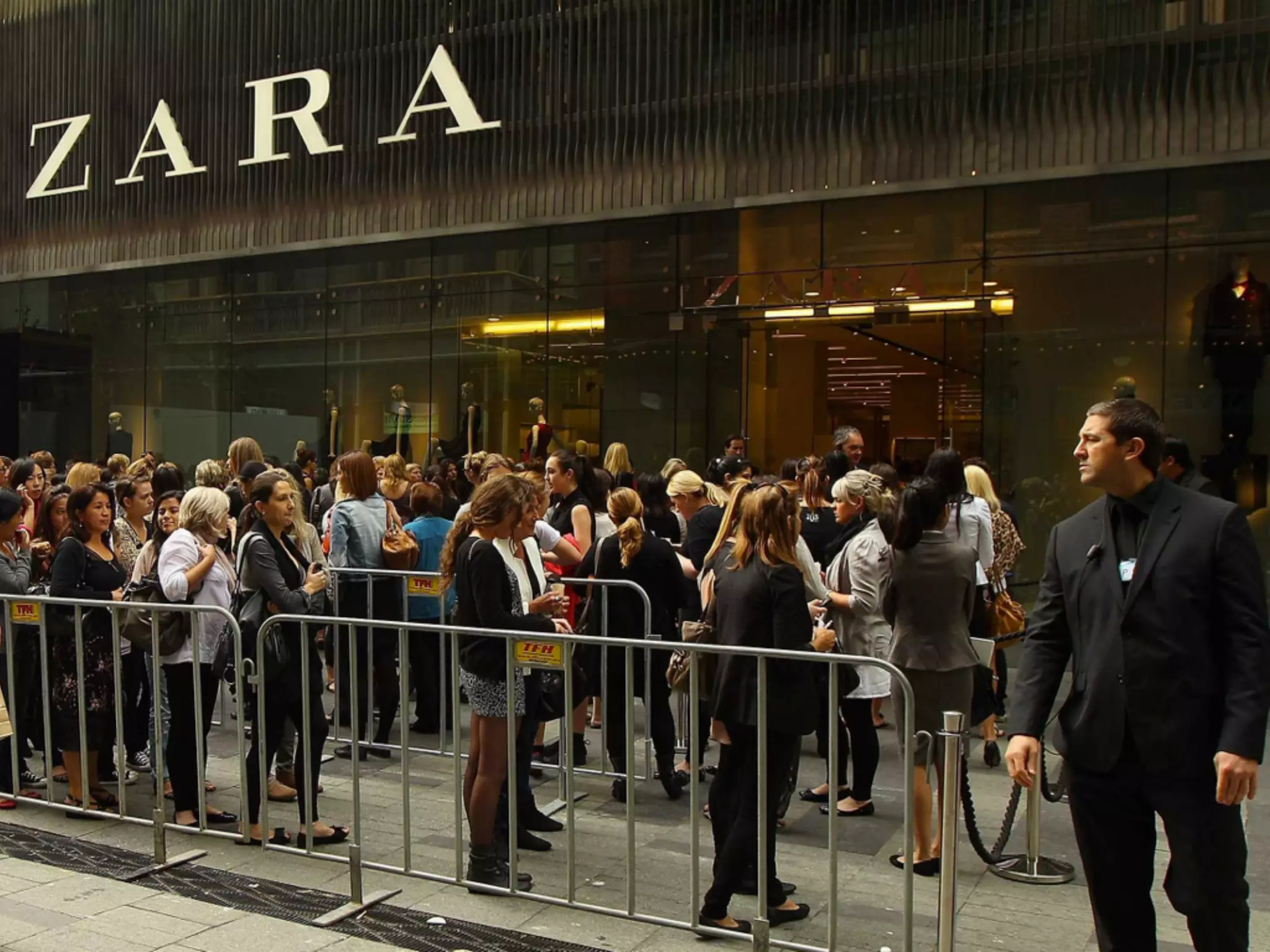 THE BUSINESS
MODEL
MASS$
PRODUCTION$
MASS$
PERSONALIZATION$
EXPERIENCE$CO2
CREATION$
Customer$$
as$Buyer$
Customer$as$$
Co2producer$
Customer$as$$
Value$co2creator$$
$
 