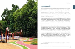 Guía de Soluciones Accesibles para Espacios Públicos y Viviendas
ANTECEDENTES
ANTECEDENTES
xvii
I. INTRODUCCIÓN
Paraimplementarelcriteriodeaccesibilidaduniversalatravésdesolucionesaccesibles,
es necesario tener en consideración, como aspecto base, que hay una diversidad de
usuarios de acuerdo con sus capacidades físicas, psíquicas y sensoriales; por lo tanto,
los espacios públicos se deben diseñar y construir dando cuenta de esta realidad.
En la actualidad, plasmar este criterio es una exigencia1
aplicable a edificios, recintos
y espacios de uso público, así como a viviendas financiadas por el Estado a través del
Ministerio de Vivienda y Urbanismo.
En términos prácticos, lo anterior es sinónimo de veredas y circulaciones peatonales
en buen estado, transitables por todo tipo de usuarios y que conecten con los edificios
y recintos de uso público, con parques y plazas, áreas de juego, descanso, ejercicio,
deportivas, viviendas y equipamientos comunitarios, paraderos de locomoción,
estacionamientos, etc.
Para contribuir a la correcta implementación de lo establecido en la Ordenanza General
deUrbanismoyConstrucciones(OGUC)enmateriadeaccesibilidaduniversal,laDivisión
Técnica de Estudio y Fomento Habitacional (Ditec), con la colaboración de Teletón,
Corporación Ciudad Accesible y Senadis, ha elaborado un documento denominado
“Guía de Soluciones Accesibles”, el que a través de soluciones desarrolladas con
base en lo establecido en la OGUC y las normas chilenas (NCh) referenciales en la
materia, tiene como objetivo orientar a los proyectistas, evaluadores y fiscalizadores,
al momento de resguardar las condiciones que permitan la accesibilidad universal en
proyectos de vivienda y espacios públicos, así como también orientar a las familias
que tengan la necesidad de realizar adecuaciones en sus viviendas que faciliten el
acceso, desplazamiento y uso a personas en situación de discapacidad.
1	 D.S. N° 50 Minvu. Modificación en materia de accesibilidad universal. Ordenanza General de Ur-
banismo y Construcciones.
 