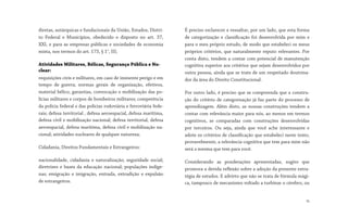 diretas, autárquicas e fundacionais da União, Estados, Distri-
to Federal e Municípios, obedecido o disposto no art. 37,
XXI, e para as empresas públicas e sociedades de economia
mista, nos termos do art. 173, § 1°, III;
Atividades Militares, Bélicas, Segurança Pública e Nu-
clear:
requisições civis e militares, em caso de iminente perigo e em
tempo de guerra; normas gerais de organização, efetivos,
material bélico, garantias, convocação e mobilização das po-
lícias militares e corpos de bombeiros militares; competência
da polícia federal e das polícias rodoviária e ferroviária fede-
rais; defesa territorial , defesa aeroespacial, defesa marítima,
defesa civil e mobilização nacional; defesa territorial, defesa
aeroespacial, defesa marítima, defesa civil e mobilização na-
cional; atividades nucleares de qualquer natureza;
Cidadania, Direitos Fundamentais e Estrangeiros:
nacionalidade, cidadania e naturalização; seguridade social;
diretrizes e bases da educação nacional; populações indíge-
nas; emigração e imigração, entrada, extradição e expulsão
de estrangeiros.
É preciso esclarecer e ressaltar, por um lado, que esta forma
de categorização e classificação foi desenvolvida por mim e
para o meu próprio estudo, de modo que estabeleci os meus
próprios critérios, que naturalmente reputo relevantes. Por
conta disto, tendem a contar com potencial de manutenção
cognitiva superior aos critérios que sejam desenvolvidos por
outra pessoa, ainda que se trate de um respeitado doutrina-
dor da área do Direito Constitucional.
Por outro lado, é preciso que se compreenda que a constru-
ção do critério de categorização já faz parte do processo de
aprendizagem. Além disto, as nossas construções tendem a
contar com relevância maior para nós, ao menos em termos
cognitivos, se comparadas com construções desenvolvidas
por terceiros. Ou seja, ainda que você ache interessante e
adote os critérios de classificação que estabeleci neste texto,
provavelmente, a relevância cognitiva que tem para mim não
será a mesma que tem para você.
Considerando as ponderações apresentadas, sugiro que
promova a devida reflexão sobre a adoção da presente estra-
tégia de estudos. E advirto que não se trata de fórmula mági-
ca, tampouco de mecanismo voltado a turbinar o cérebro, ou
16
 