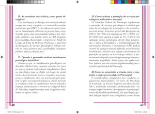 21. Ao constituir uma clínica, como posso di-
vulgá-la?
A(o) psicóloga(o) ao divulgar seus serviços indicará
sempre seu nome completo e o número de inscrição
(antecedido por CRP-13). Se utilizar um nome fanta-
sia ou denominação diferente da pessoa física, cons-
tituindo assim uma personalidade jurídica, fica obri-
gado também a um registro junto ao CRP enquanto
pessoa jurídica. Respeitando o disposto no Art.20 do
Código de Ética da Profissão Psicólogo, o qual trata
da divulgação de serviços psicológicos (folders, car-
tões de visita, anúncios, etc.) e publicidade em lugares
públicos (placas, cartazes, etc.).
22. Quando é permitido realizar atendimento
psicológico domiciliar?
Orienta-se que os atendimentos psicológicos em
domicílio (Home Care), ocorram somente nos casos
em que o paciente tenha algum impedimento, físico
ou psicológico, para se dirigir aos locais de atendi
mento do profissional. Caso se enquadre nessa cate-
goria, o atendimento deve ser autorizados pelo paci­
ente ou pelo seu responsável legal, se existir, devendo
as condições onde os atendimentos forem realizados
estar em harmonia com o previsto no Código de Ética
do Psicólogo, especificamente com as questões refe-
rentes ao sigilo e à ética.
23. Como realizar a prestação de serviços psi-
cológicos, utilizando a internet?
O Conselho Federal de Psicologia regulamenta
a prestação de serviços psicológicos realizados por
meio de tecnologias da informação e da comunica-
ção com acesso à internet, através das Resoluções do
CFP nº 011/2012 (em vigência até 09/11/2018) e nº
011/2018 (em vigência a partir de 10/11/2018). Na
utilização destas tecnologias, devem ficar assegura-
dos o sigilo, a privacidade e a confidencialidade das
informações. Portanto, o atendimento NÃO poderá
ocorrer de qualquer maneira, cabendo ao profissional
fundamentar, inclusive nos registros documentais da
prestação de serviço, se a tecnologia utilizada e tec-
nicamente adequada, metodologicamente pertinente e
eticamente respaldada. Assim como, não poderá uti-
lizar práticas que não estejam regulamentadas para o
exercício profissional da Psicologia.
24. Como se caracteriza a relação entre o esta-
giário e o(a) supervisor(a) em Psicologia?
É considerada(o) estagiária(o) a(o) estudante re-
gularmente matriculada(o) em Curso de Psicologia
de Instituição de Ensino Superior, reconhecido pelo
MEC, realizando atividades profissionalizantes em
estágios supervisionados. Sem prejuízo do caráter pri-
vativo da atividade profissional, a(o) psicóloga(o) po-
derá delegar funções à(ao) estagiária(o) como forma
48 49
GUIA PSI 2018.indd 50-51 20/07/2018 16:10:58
 
